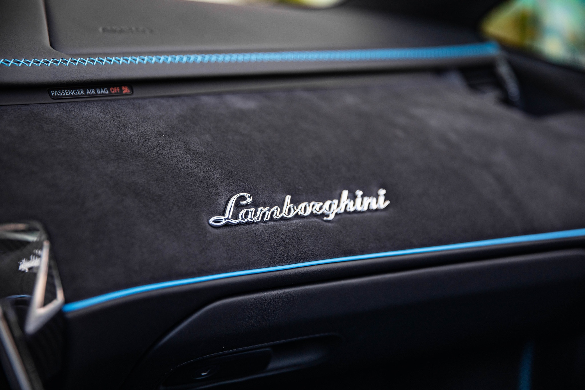 Lamborghini Centenario Roadster màu độc được rao bán ảnh 10 Lamborghini Centenario Roadster mau doc duoc rao ban anh 10