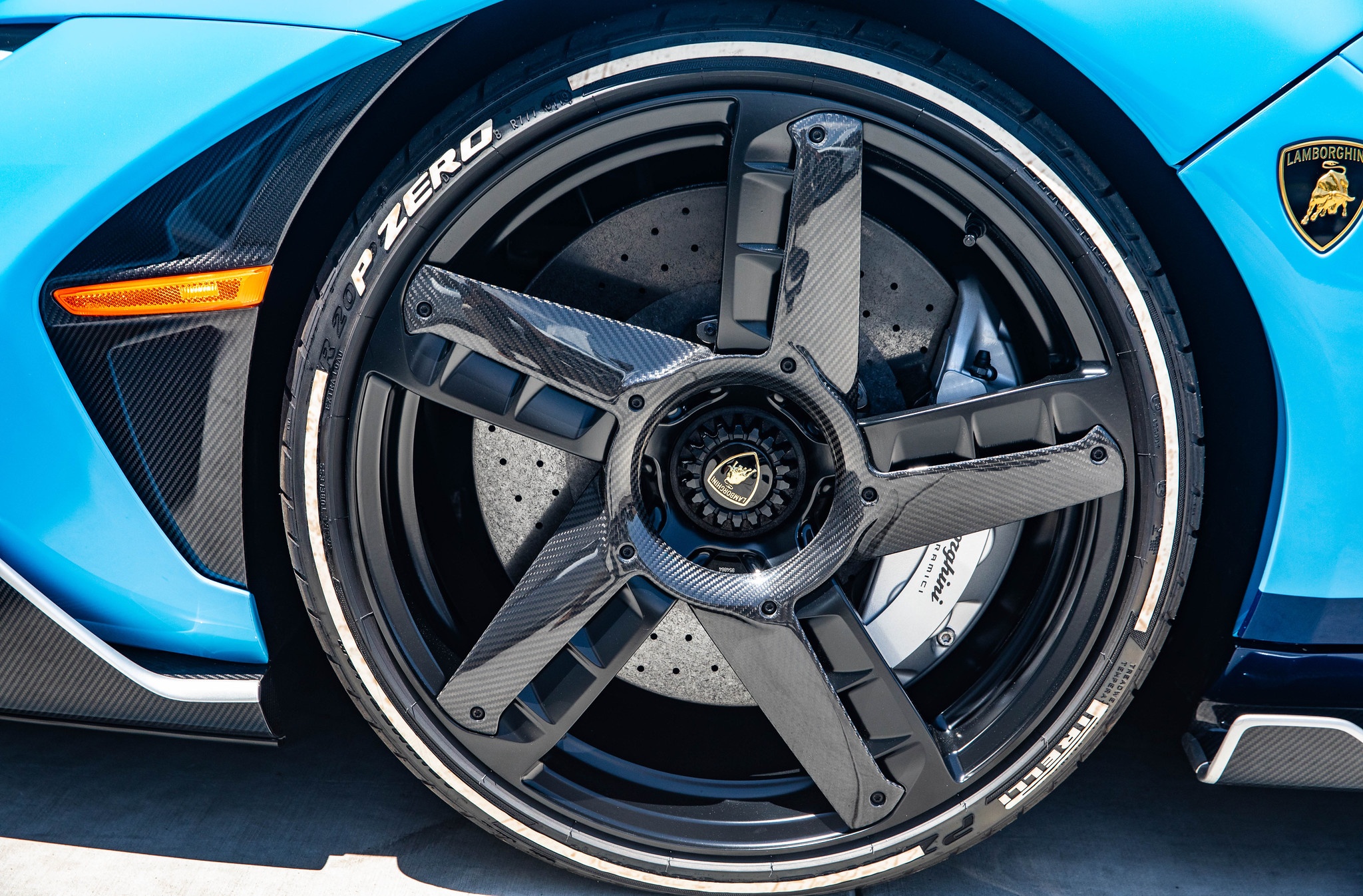 Lamborghini Centenario Roadster màu độc được rao bán ảnh 6 Lamborghini Centenario Roadster mau doc duoc rao ban anh 6