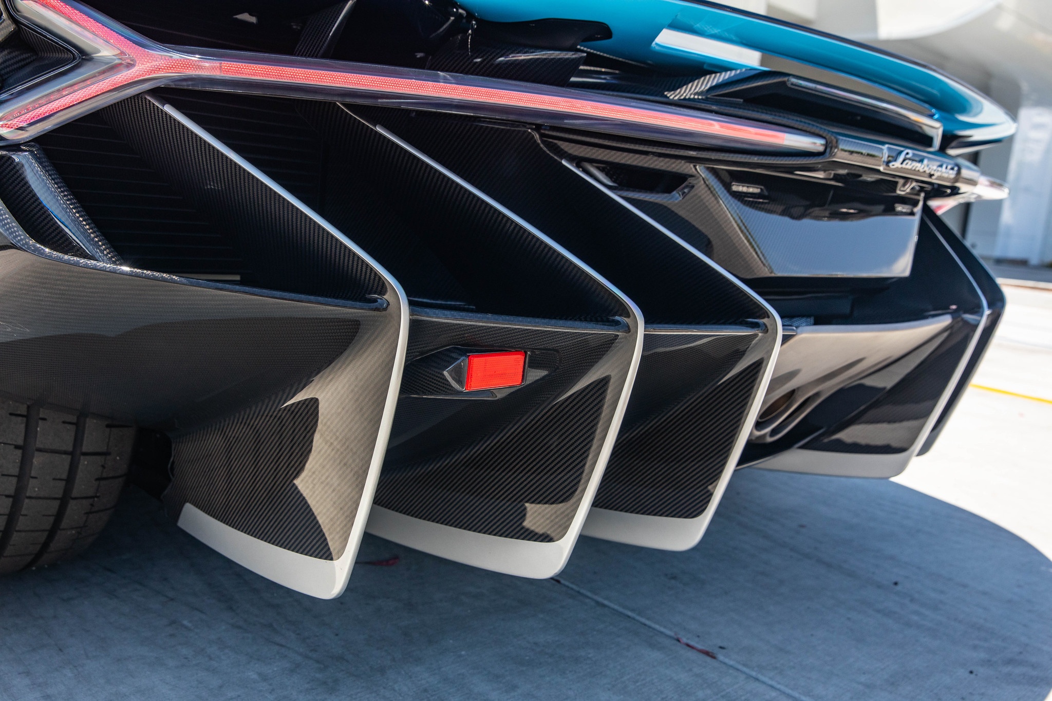 Lamborghini Centenario Roadster màu độc được rao bán ảnh 16 Lamborghini Centenario Roadster mau doc duoc rao ban anh 16