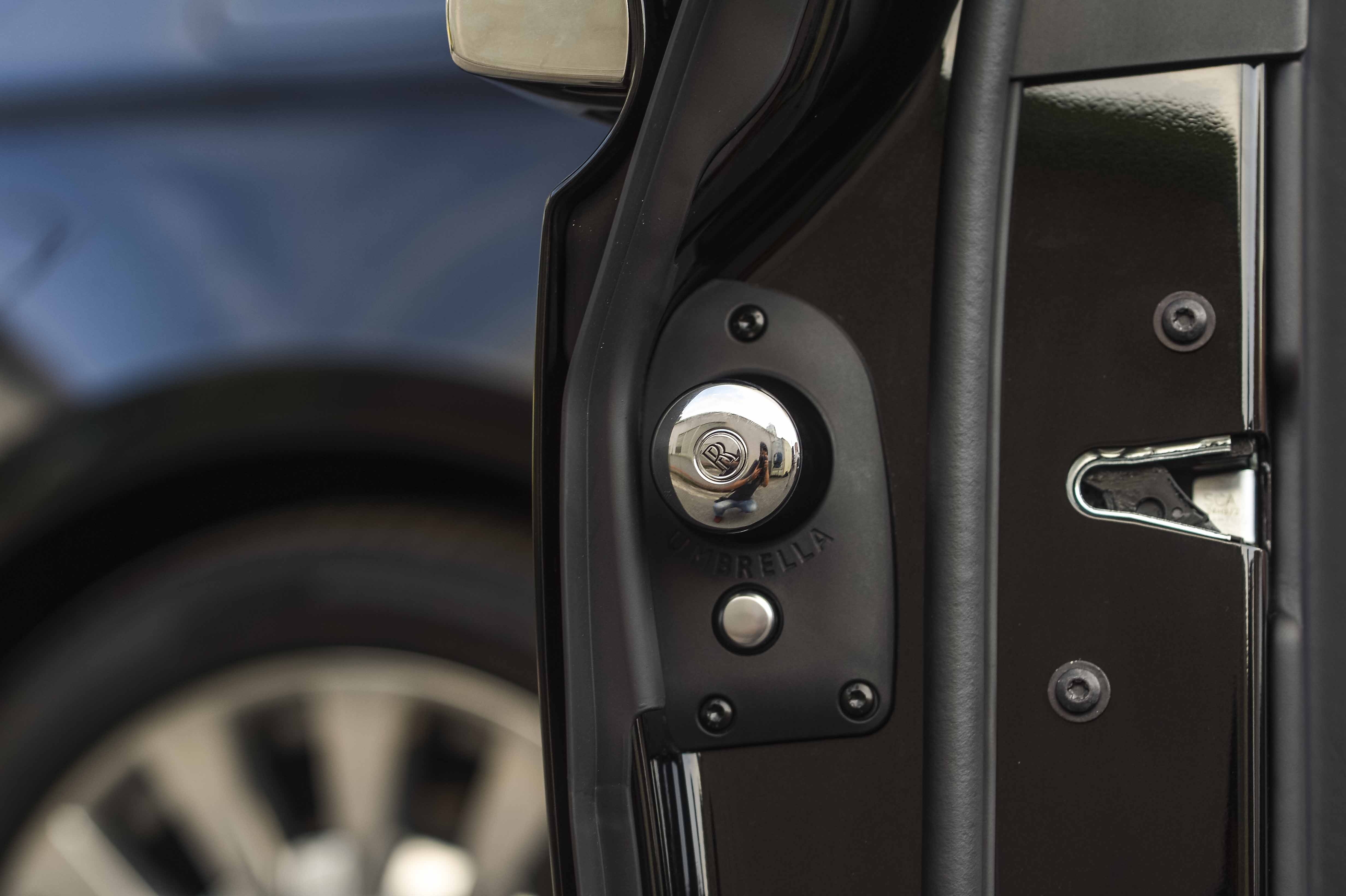 Những mẫu ôtô chính hãng có giá đắt nhất Việt Nam ảnh 19 Nhung mau oto chinh hang co gia dat nhat Viet Nam anh 19