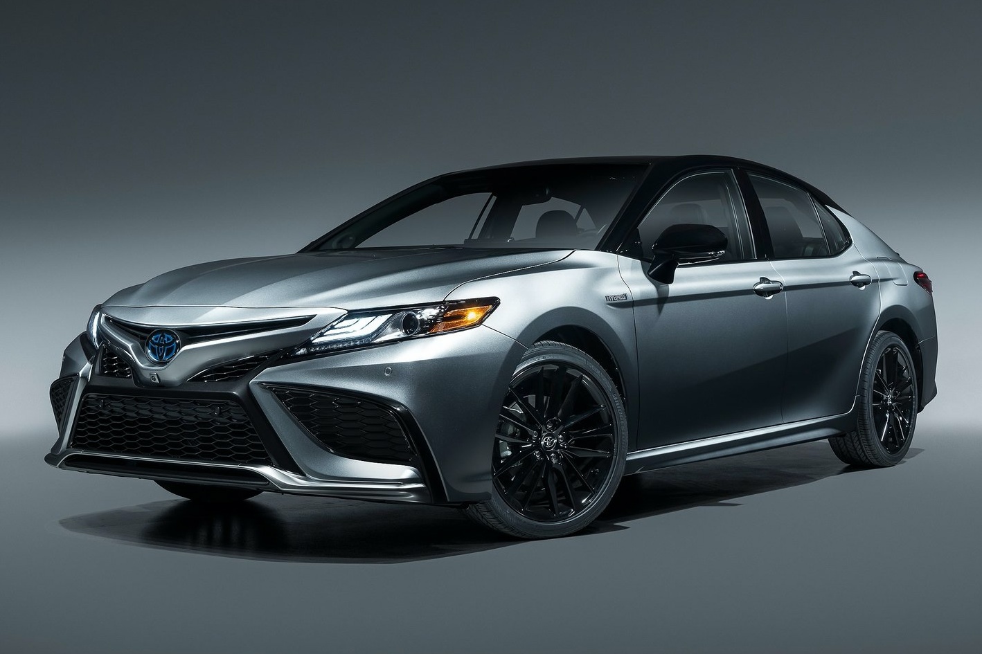 Toyota Camry Hybrid 2021 co gia tu 28.300 USD hinh anh