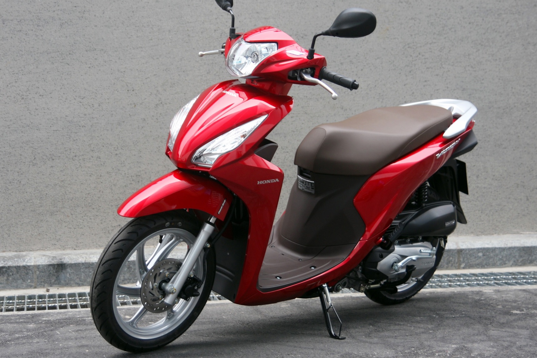 Honda Vision bi doi gia 2,3-3,6 trieu dong tai dai ly hinh anh