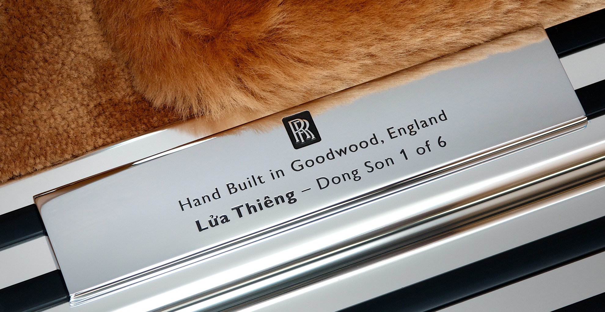 Những mẫu ôtô chính hãng có giá đắt nhất Việt Nam ảnh 13 Nhung mau oto chinh hang co gia dat nhat Viet Nam anh 13