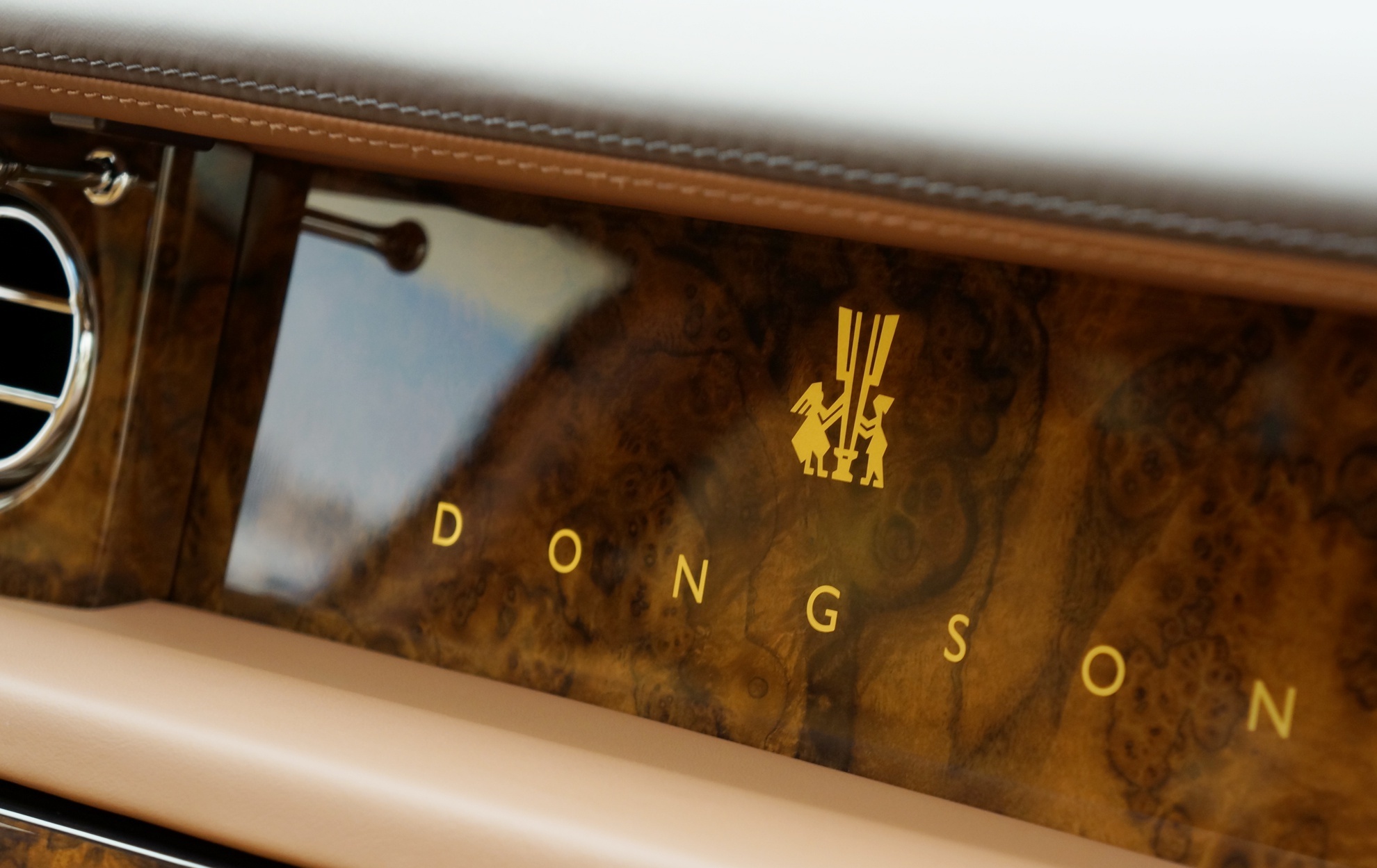 Những mẫu ôtô chính hãng có giá đắt nhất Việt Nam ảnh 15 Nhung mau oto chinh hang co gia dat nhat Viet Nam anh 15