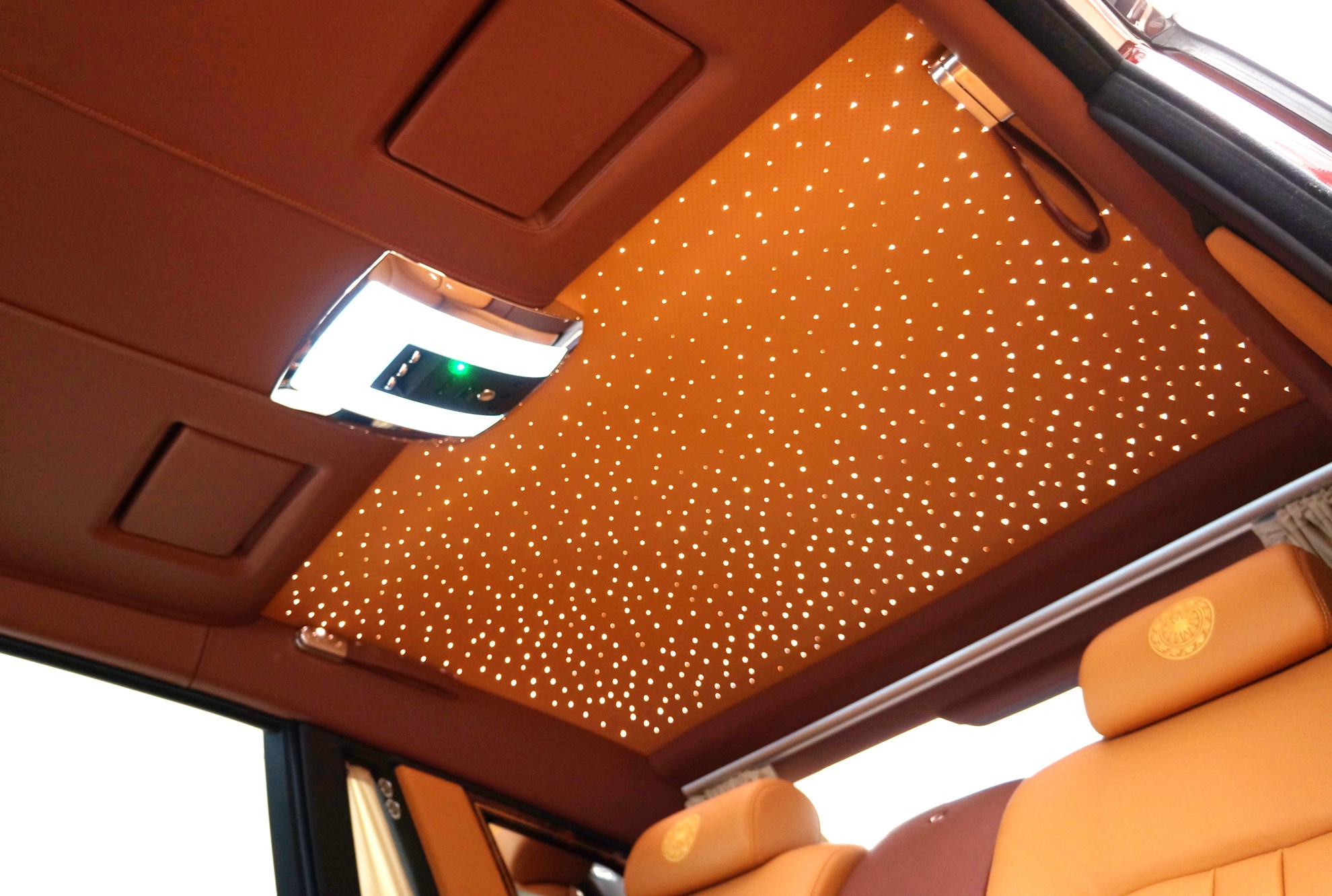 Những mẫu ôtô chính hãng có giá đắt nhất Việt Nam ảnh 14 Nhung mau oto chinh hang co gia dat nhat Viet Nam anh 14