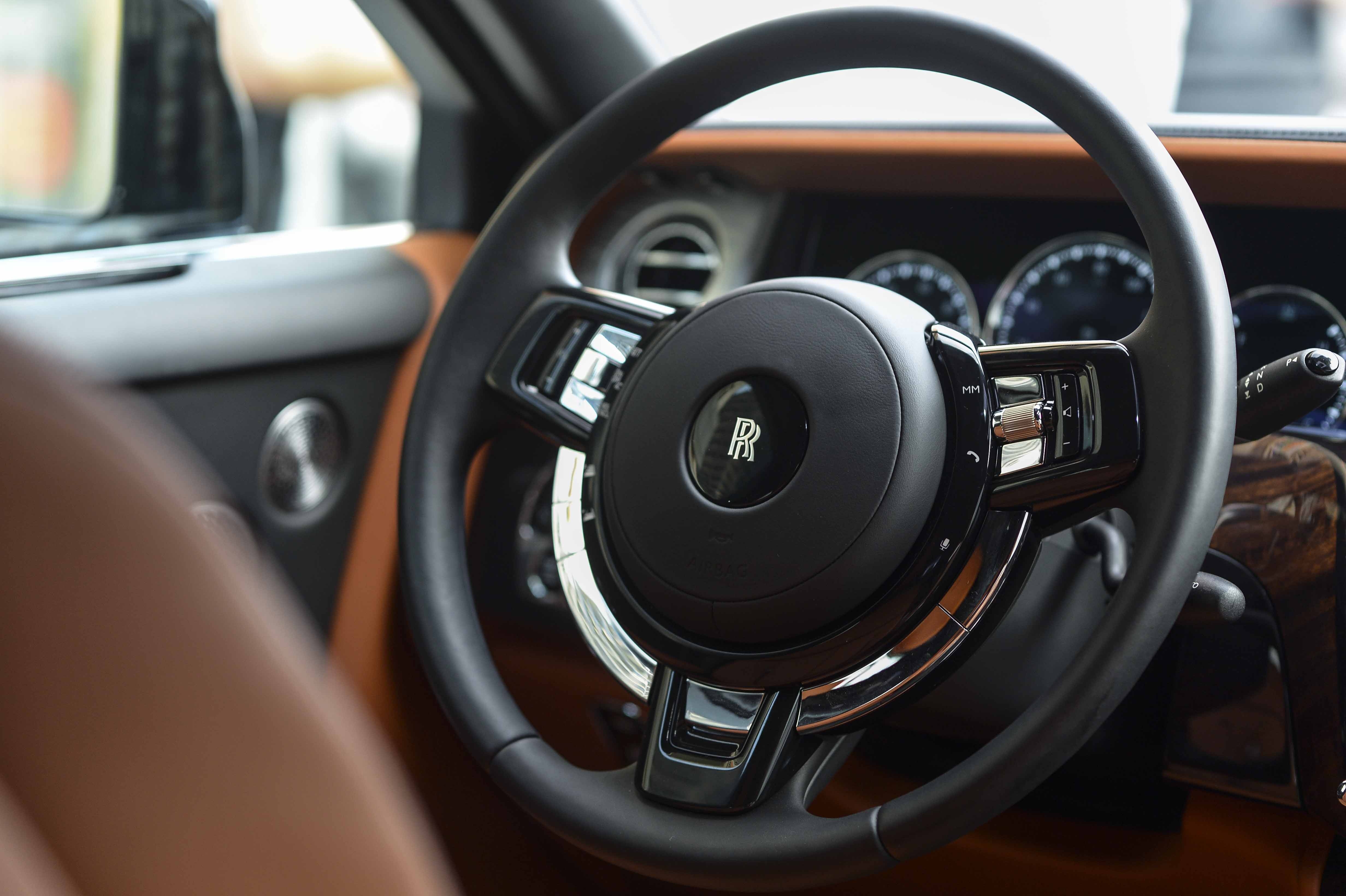 Những mẫu ôtô chính hãng có giá đắt nhất Việt Nam ảnh 17 Nhung mau oto chinh hang co gia dat nhat Viet Nam anh 17