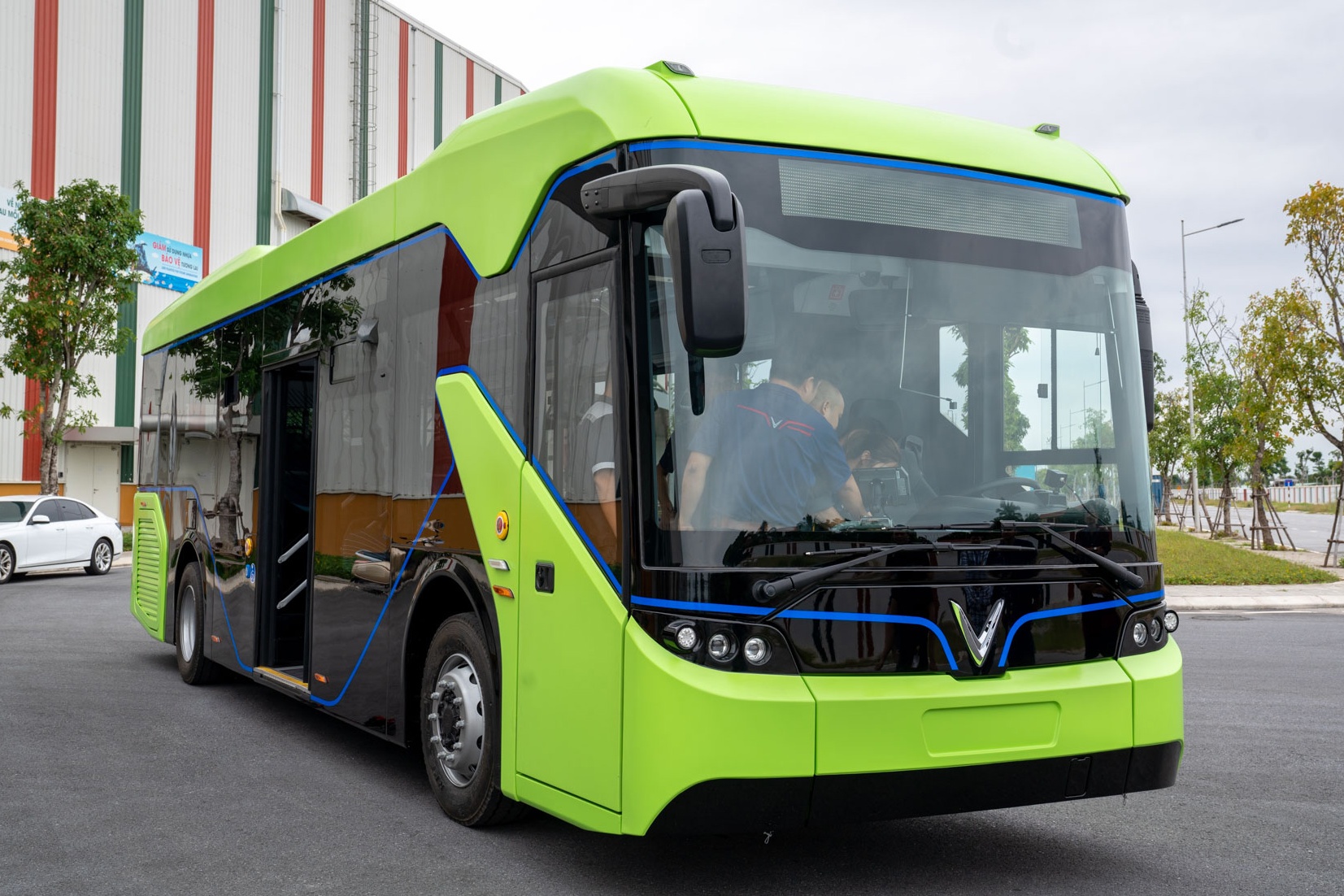 Xe buyt dien cua VinFast lan dau xuat hien hinh anh