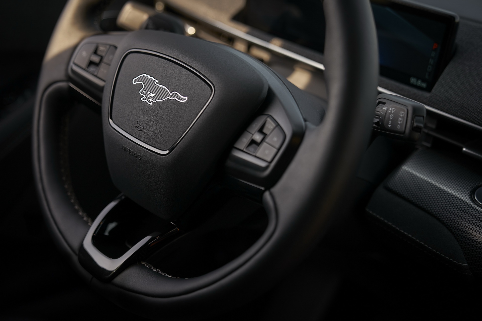 Ford Mustang Mach-E GT ra mat anh 8