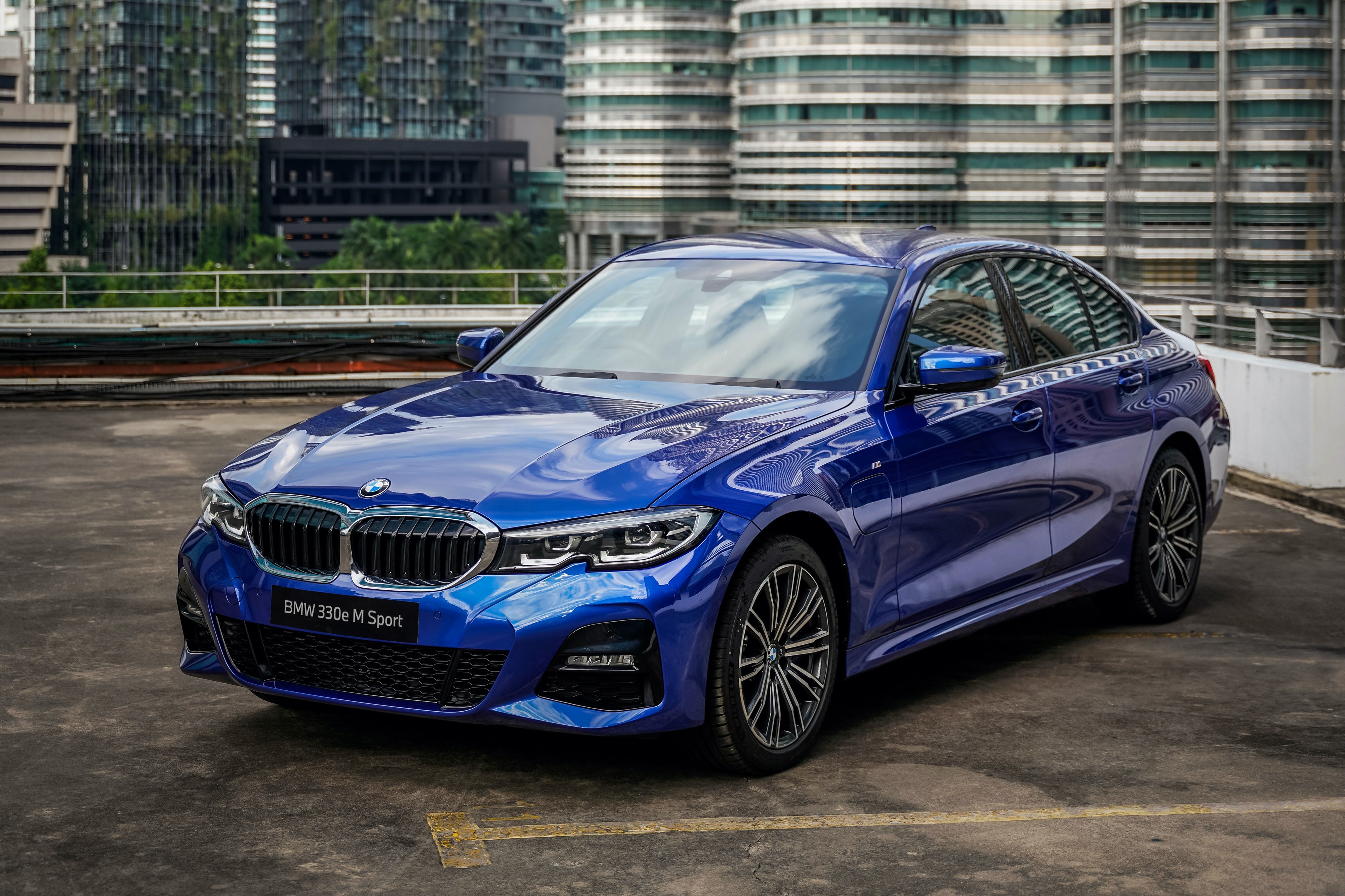 BMW 330e M Sport duoc ra mat tai Malaysia hinh anh