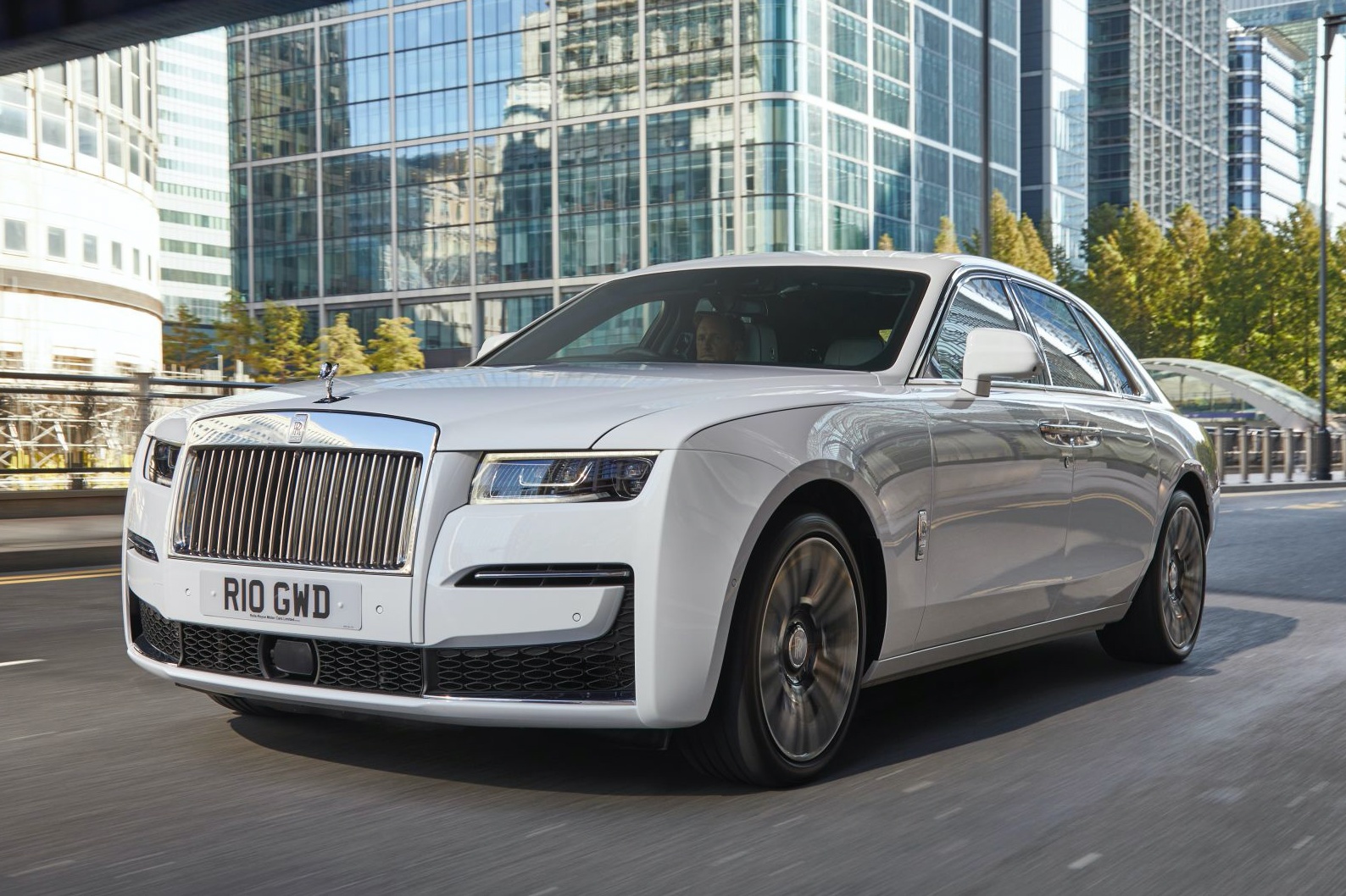 Rolls-Royce Ghost 2021 co gia tu 271.000 USD tai Anh hinh anh