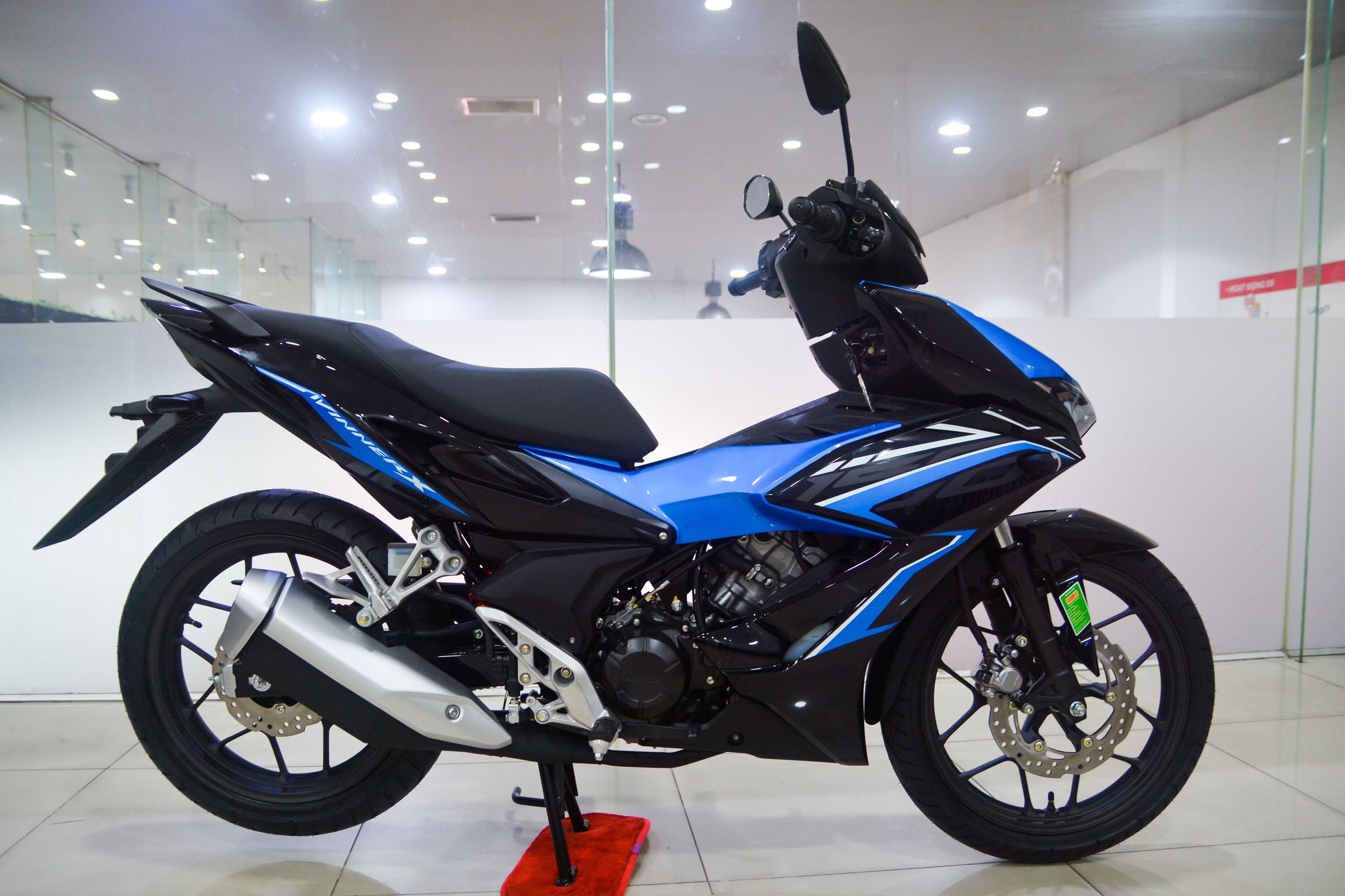 Ống xả Honda Winner X phả thẳng vào mặt người phía sau ảnh 1 Ong xa Honda Winner X pha thang vao mat nguoi phia sau anh 1