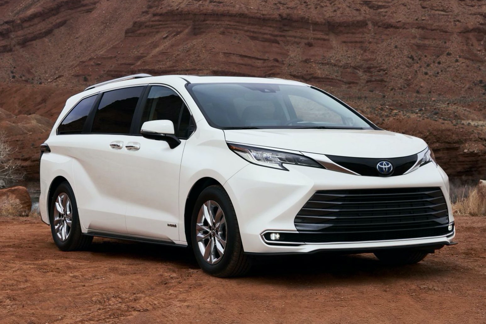 Toyota Sienna 2021 co gia tu 35.600 USD tai My hinh anh