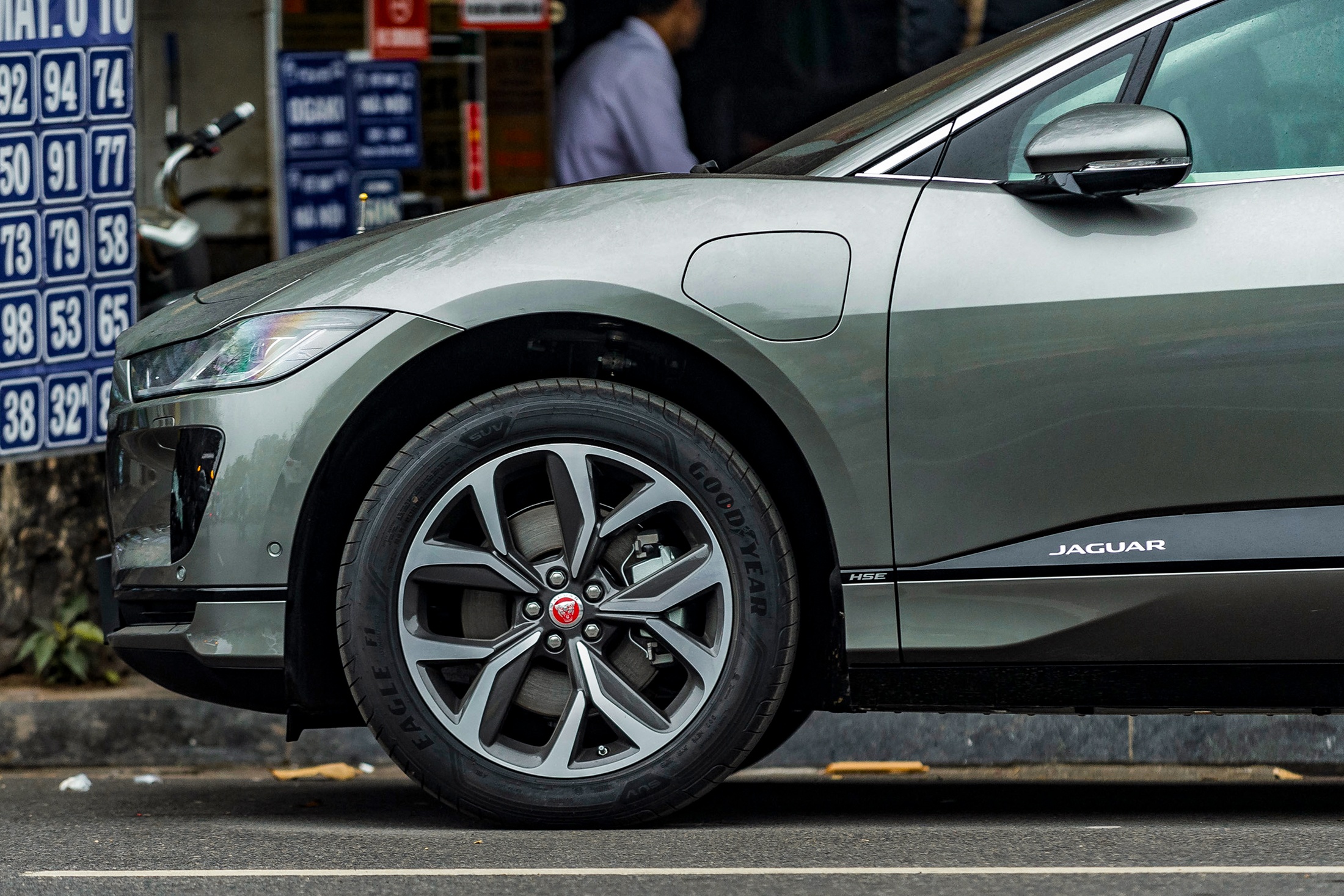 Jaguar I-Pace đầu tiên về Việt Nam ảnh 5 Jaguar I-Pace dau tien ve Viet Nam anh 5