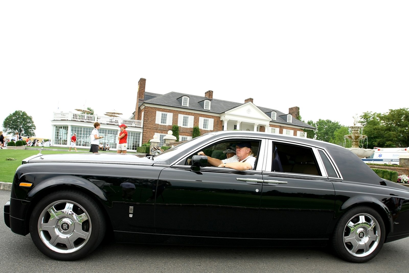 Rolls-Royce Phantom cua Tong thong Trump sap duoc ban dau gia hinh anh
