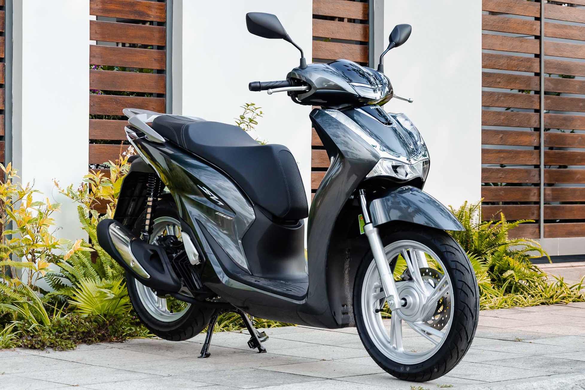 Honda SH bi doi gia 9-18 trieu dong hinh anh