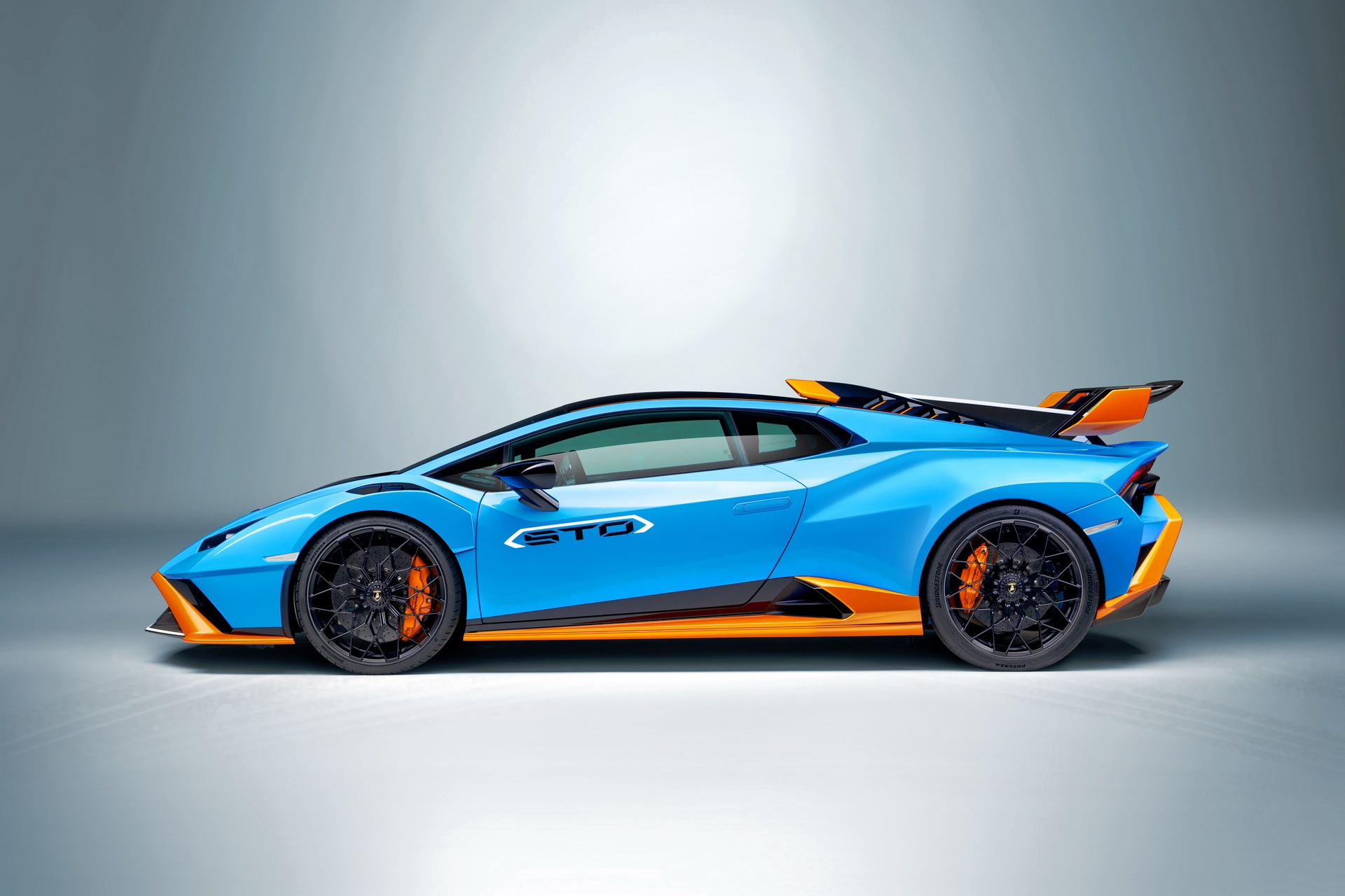Lamborghini Huracan STO ra mat anh 5