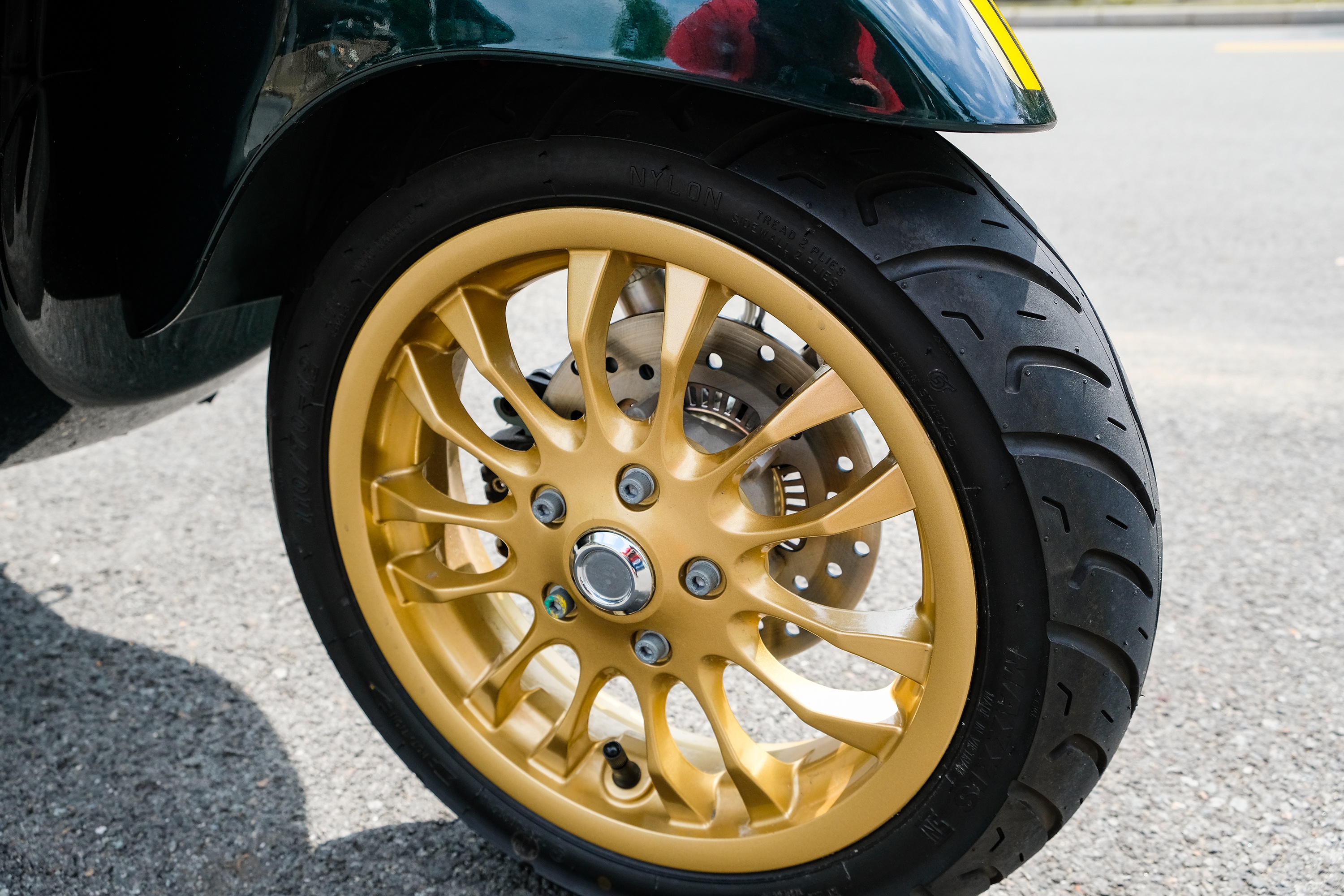 Danh gia Vespa Sprint 150 Racing Sixties anh 5