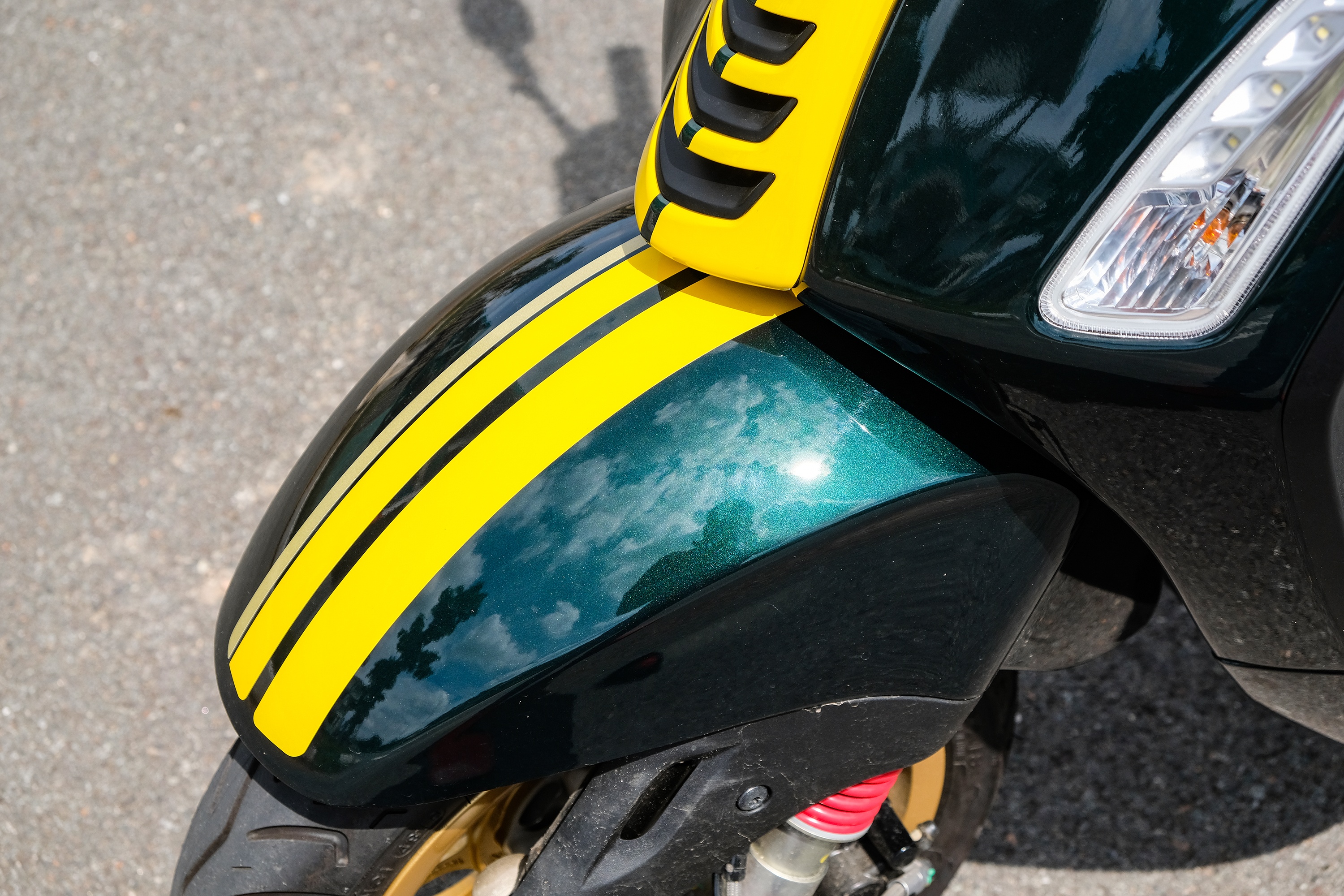 Danh gia Vespa Sprint 150 Racing Sixties anh 4