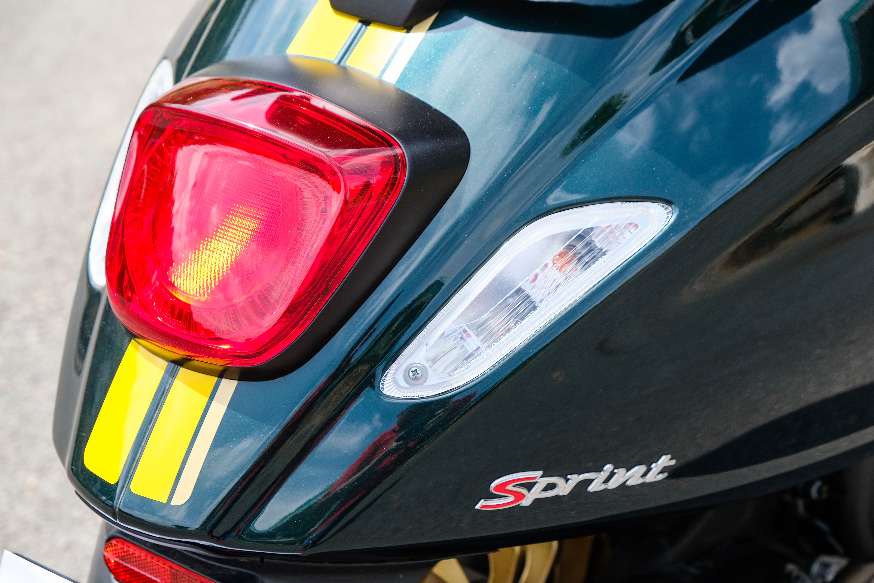 Danh gia Vespa Sprint 150 Racing Sixties anh 9