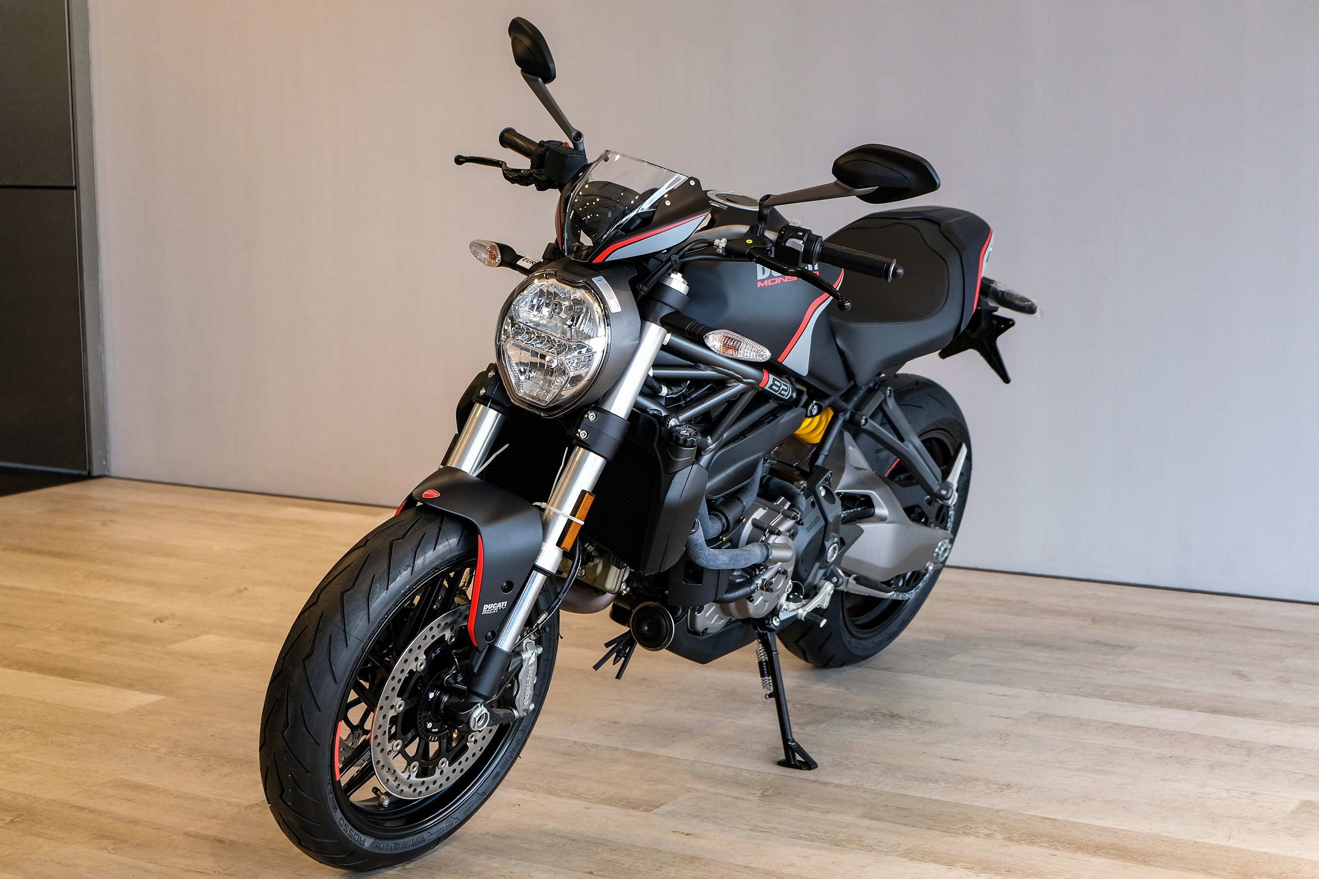 Chi tiet Ducati Monster 821 Stealth gia 455 trieu dong tai Viet Nam hinh anh