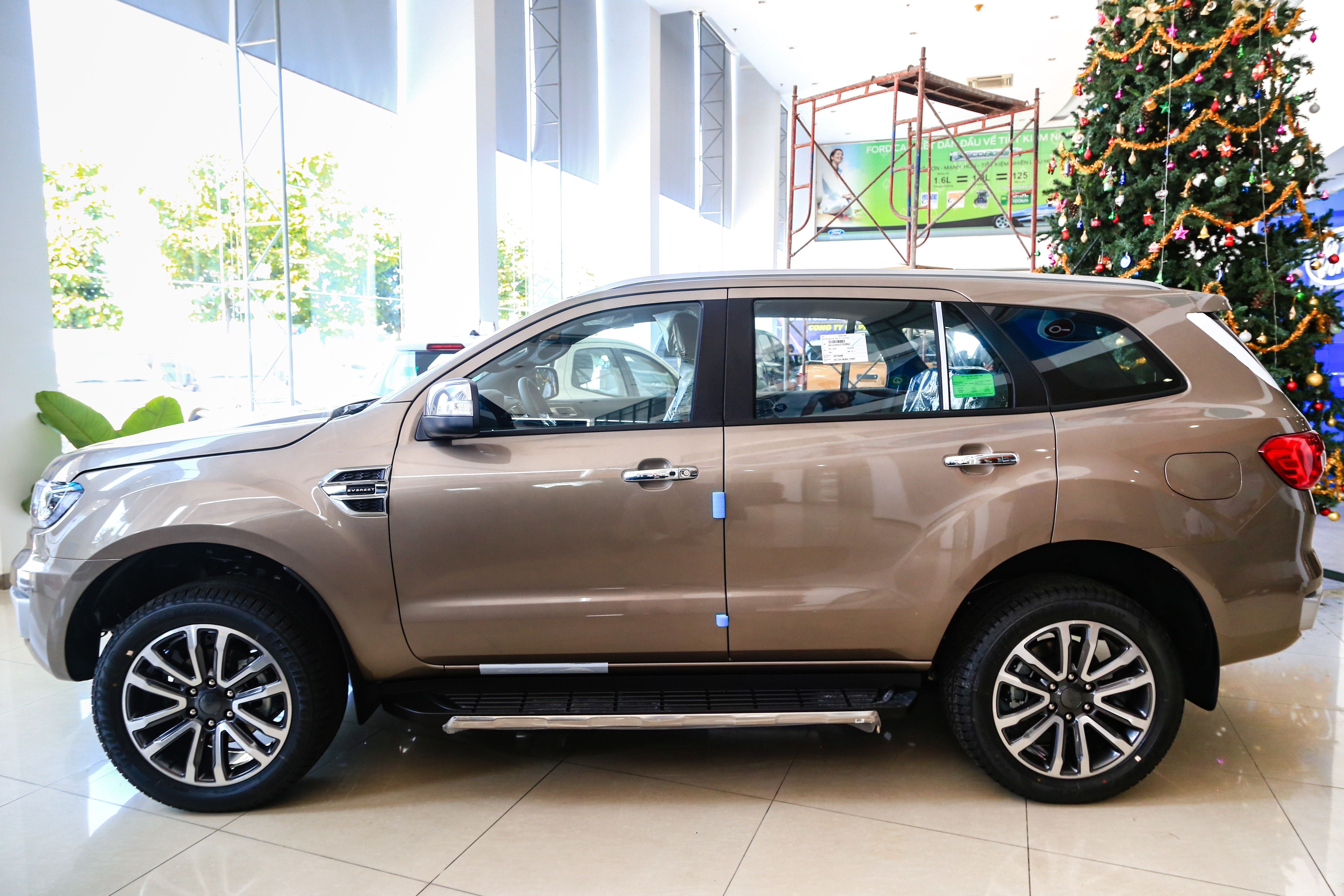 So sánh Ford Everest Titanium 2.0 AT 4x2 và Toyota Fortuner Legender 2.4 AT 4x2 ảnh 4 So sanh Ford Everest Titanium 2.0 AT 4x2 va Toyota Fortuner Legender 2.4 AT 4x2 anh 4