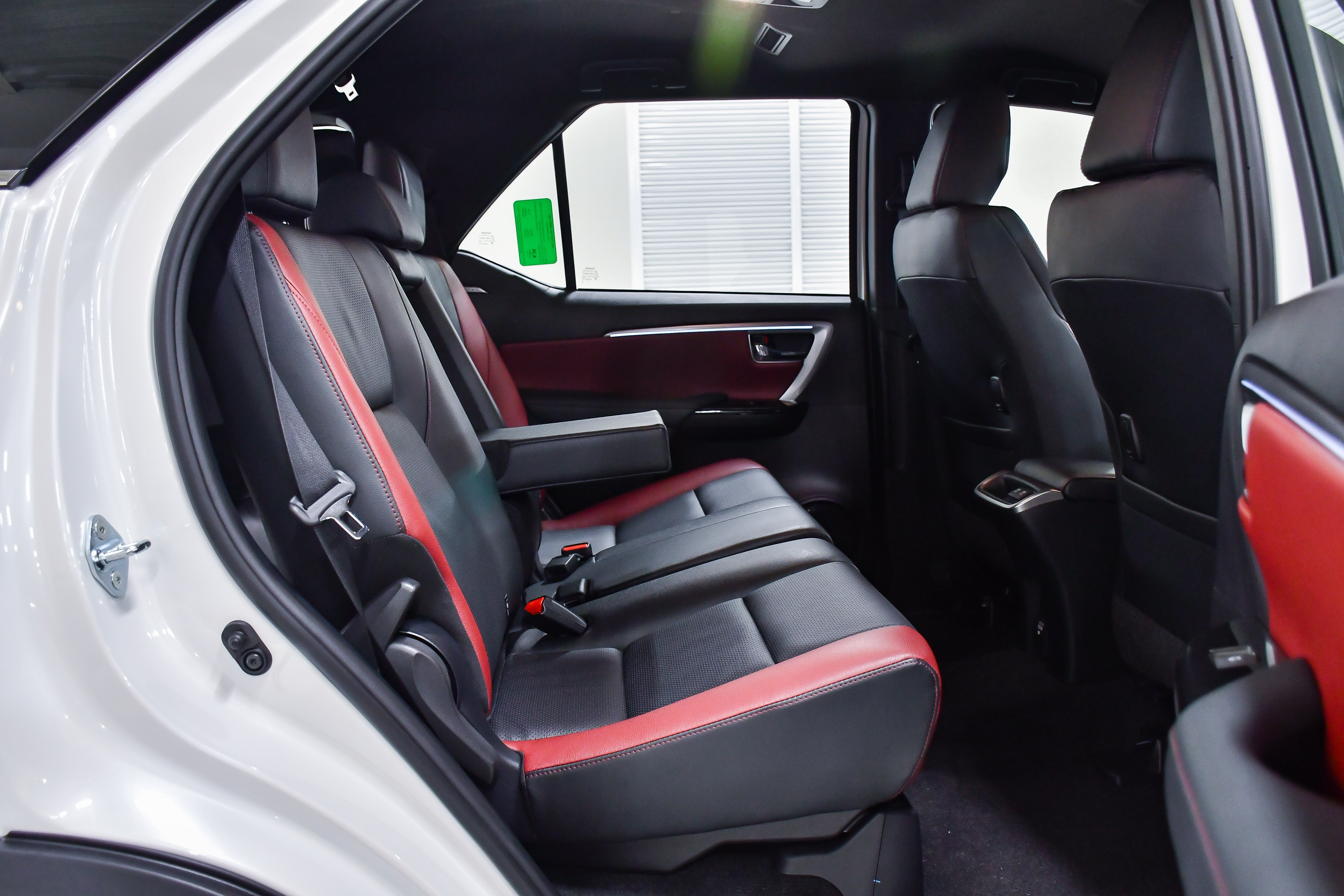 So sánh Ford Everest Titanium 2.0 AT 4x2 và Toyota Fortuner Legender 2.4 AT 4x2 ảnh 9 So sanh Ford Everest Titanium 2.0 AT 4x2 va Toyota Fortuner Legender 2.4 AT 4x2 anh 9