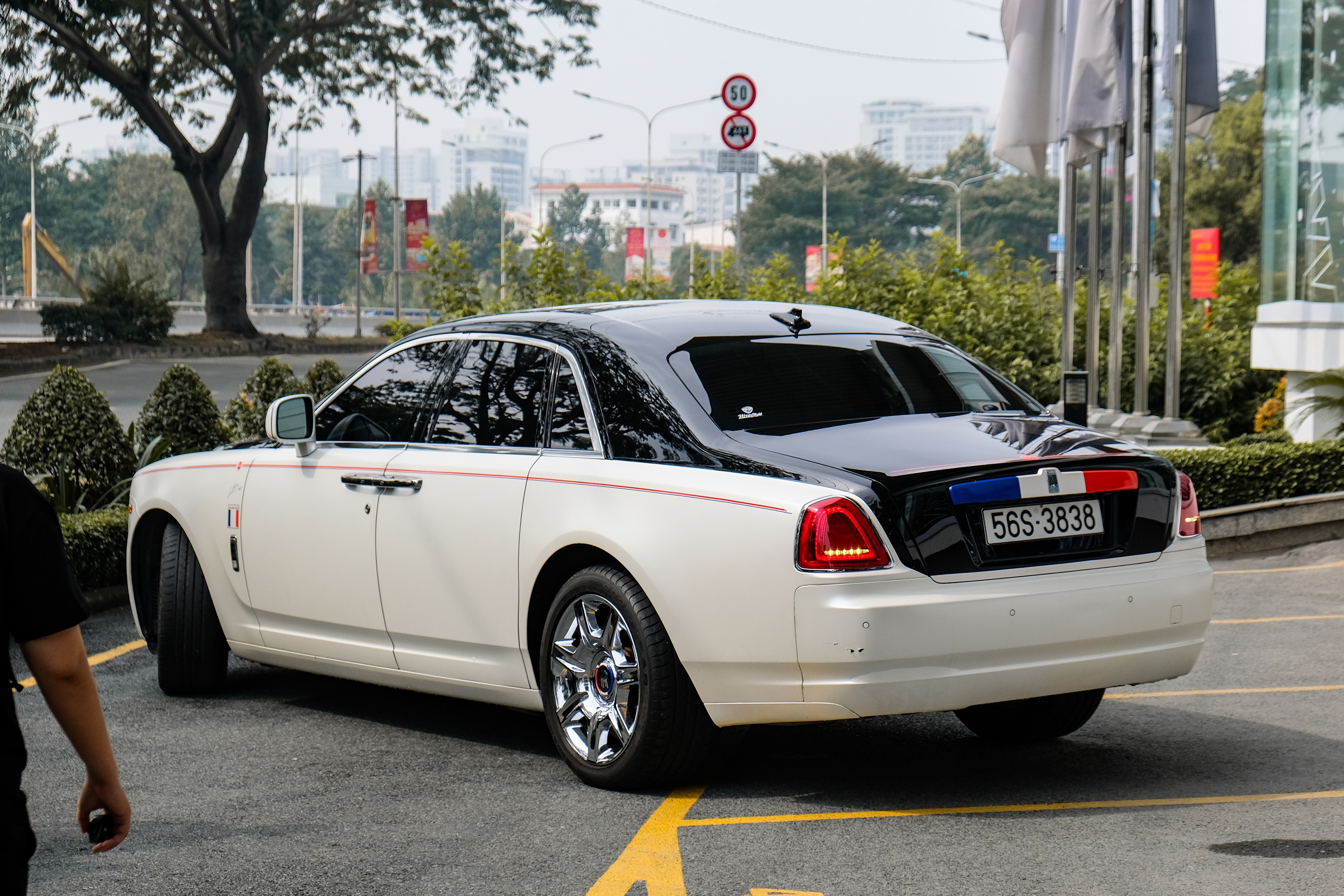 Minh Nhua lai Rolls-Royce anh 4