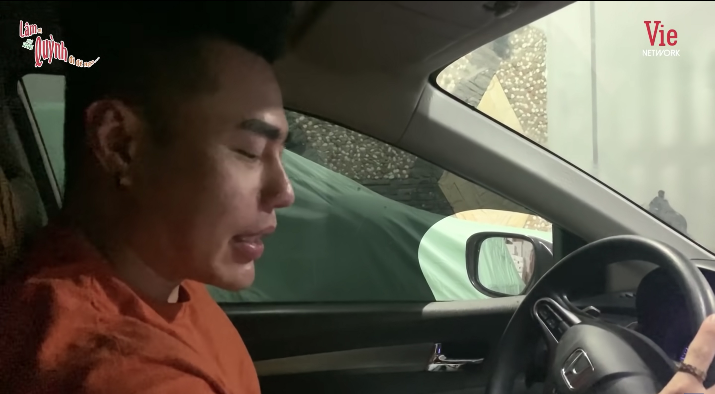 Le Duong Bao Lam lai xe truoc khi co bang lai? anh 2