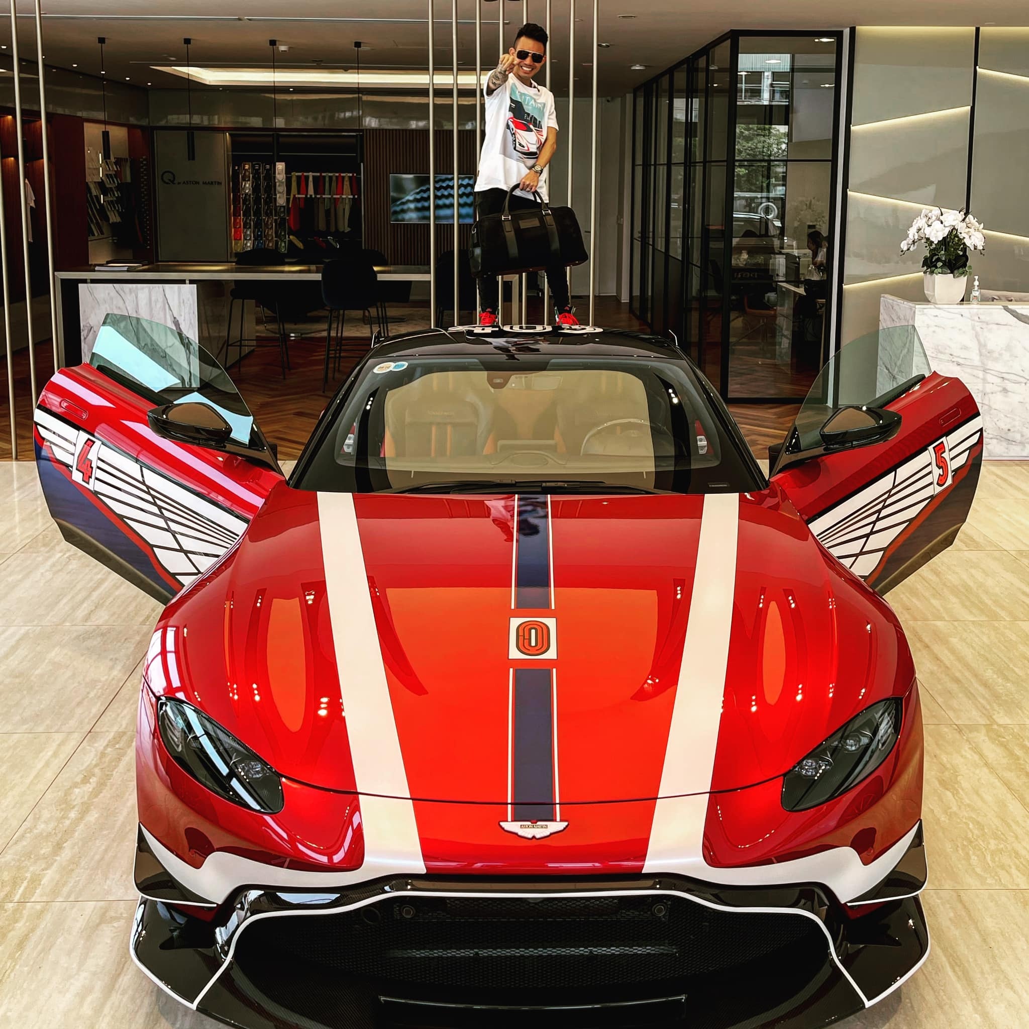 Minh Nhua mua Aston Martin Vantage anh 1