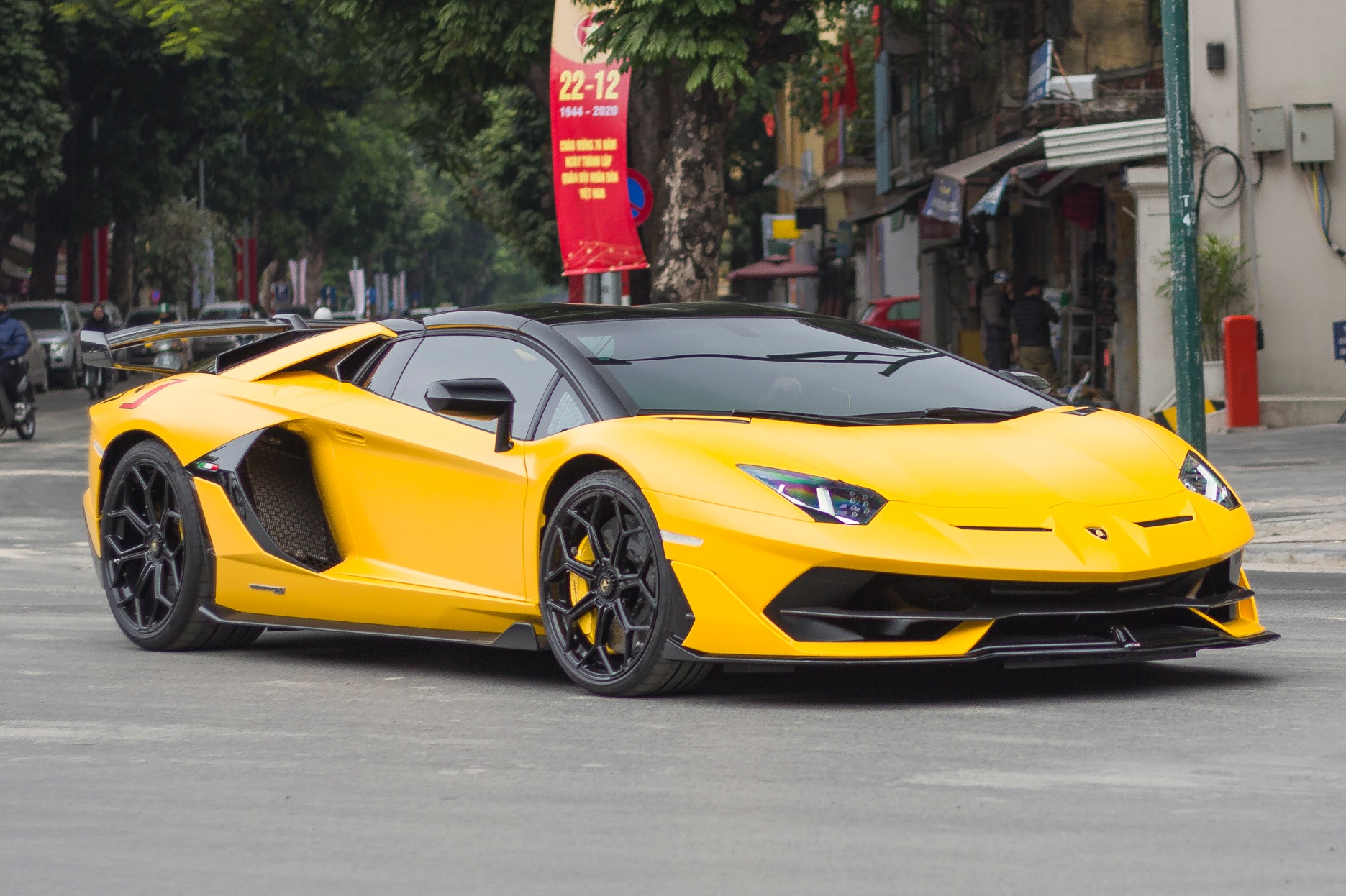 Chi tiet Lamborghini Aventador SVJ Roadster dau tien tai Viet Nam hinh anh