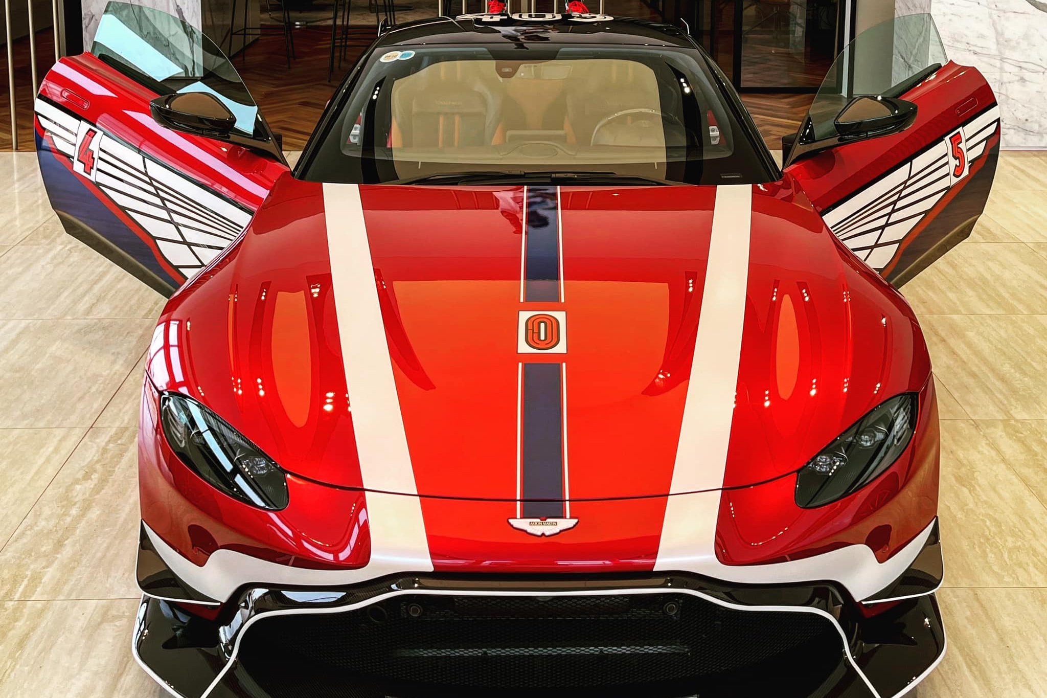 Minh Nhua mua Aston Martin Vantage chinh hang voi bodykit xe dua hinh anh