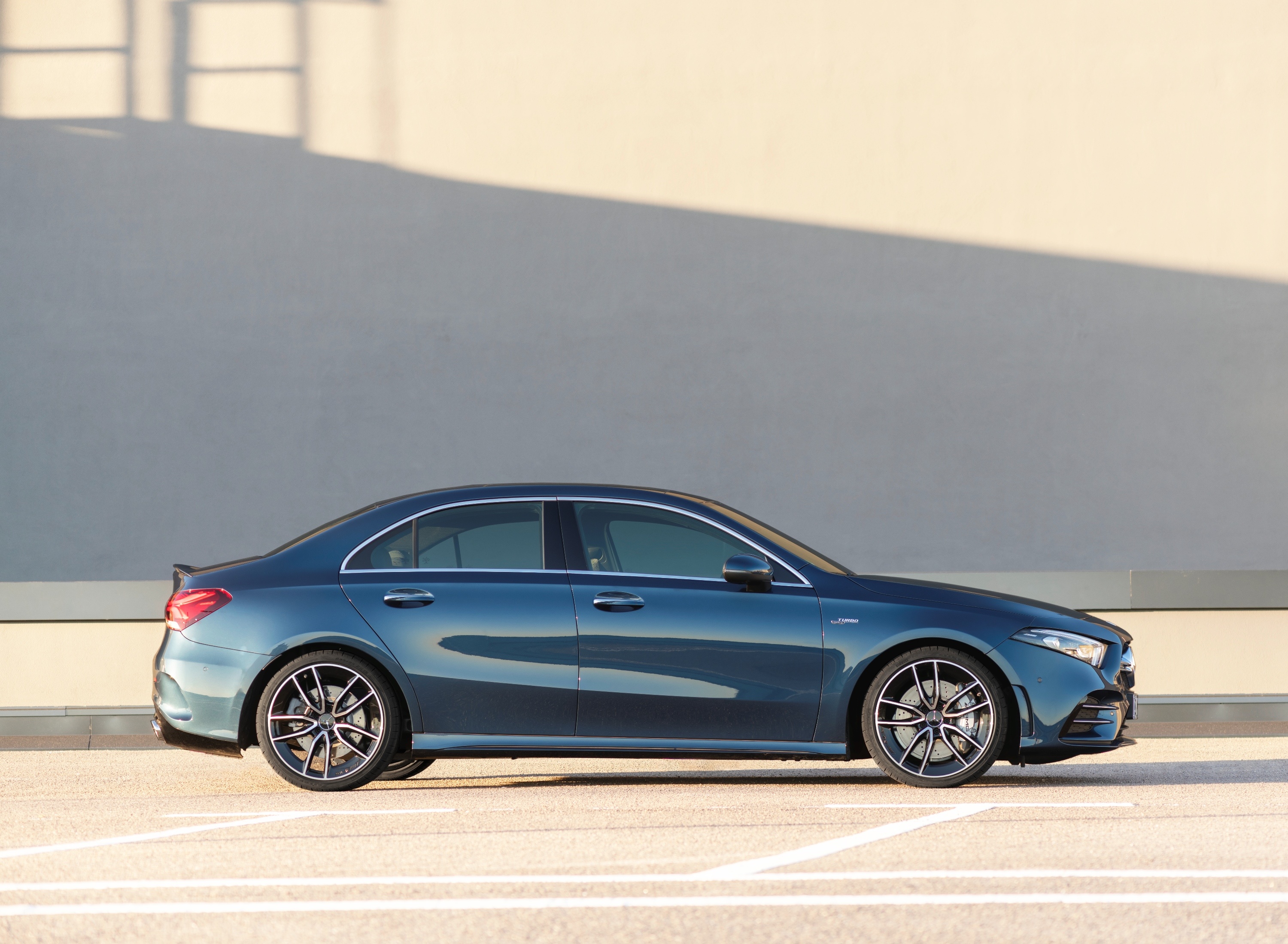 So sánh BMW 330i M Sport hay Mercedes-AMG A 35 4Matic ảnh 1 So sanh BMW 330i M Sport hay Mercedes-AMG A 35 4Matic anh 1