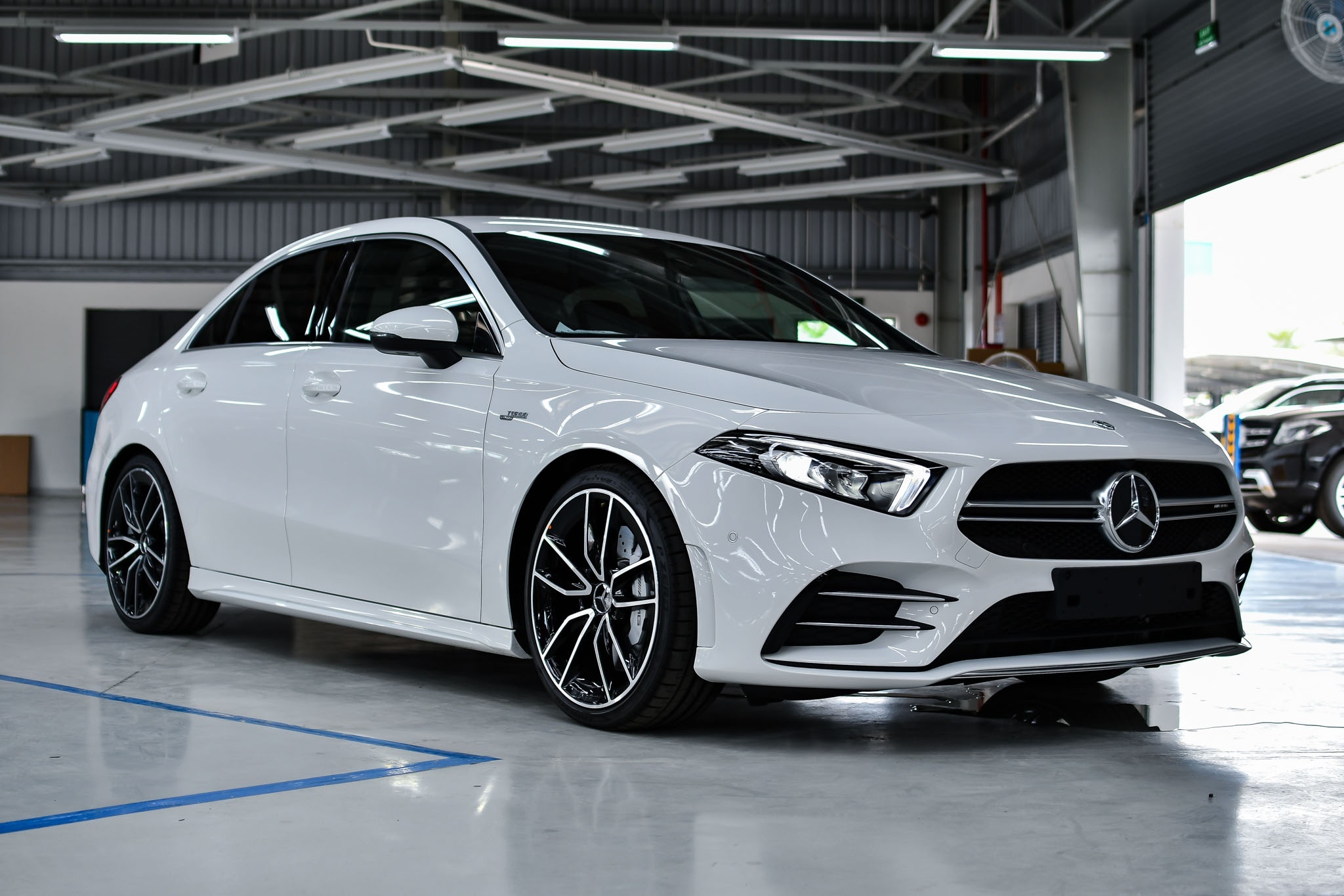 So sánh BMW 330i M Sport hay Mercedes-AMG A 35 4Matic ảnh 3 So sanh BMW 330i M Sport hay Mercedes-AMG A 35 4Matic anh 3