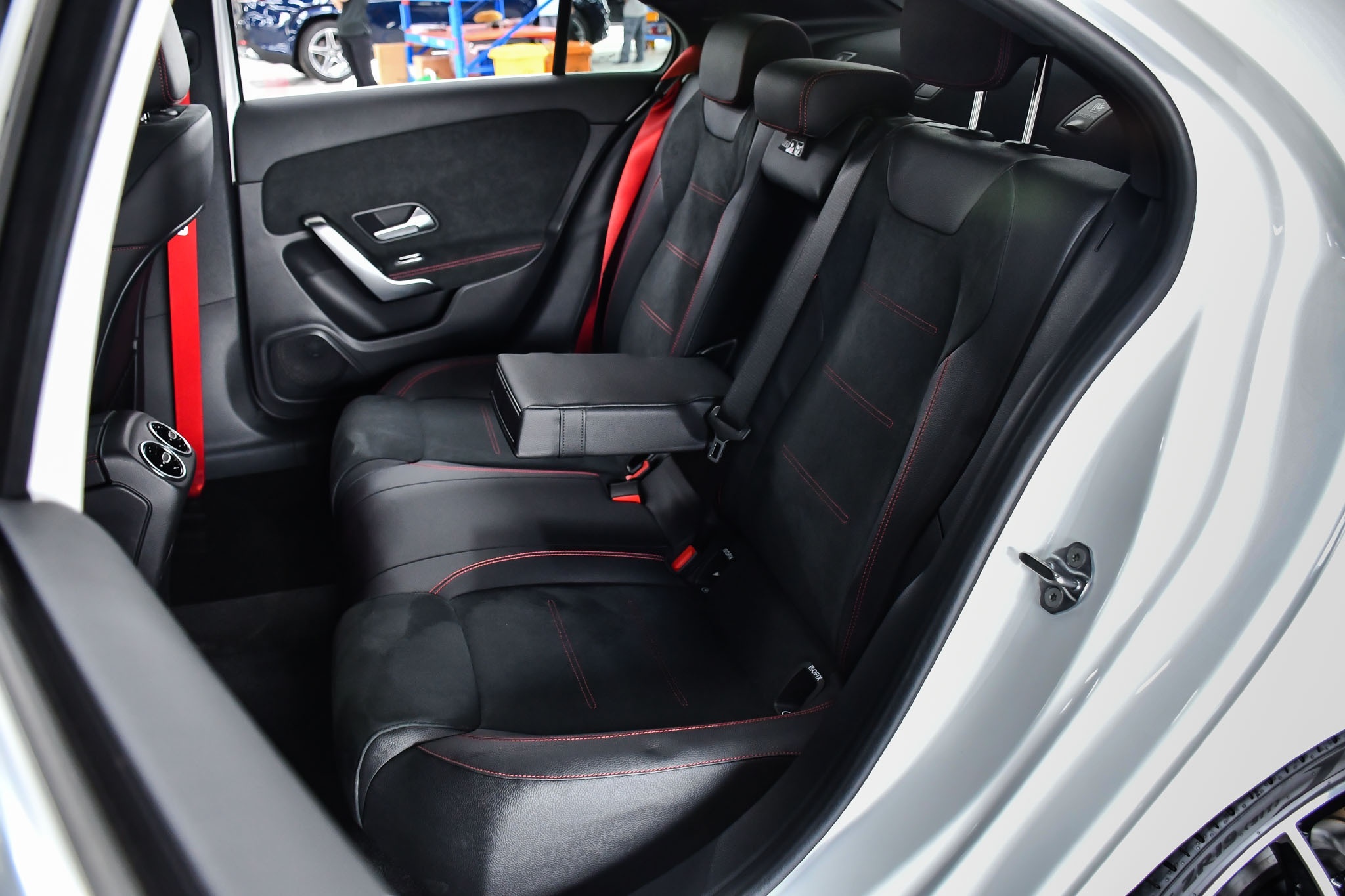 So sánh BMW 330i M Sport hay Mercedes-AMG A 35 4Matic ảnh 11 So sanh BMW 330i M Sport hay Mercedes-AMG A 35 4Matic anh 11
