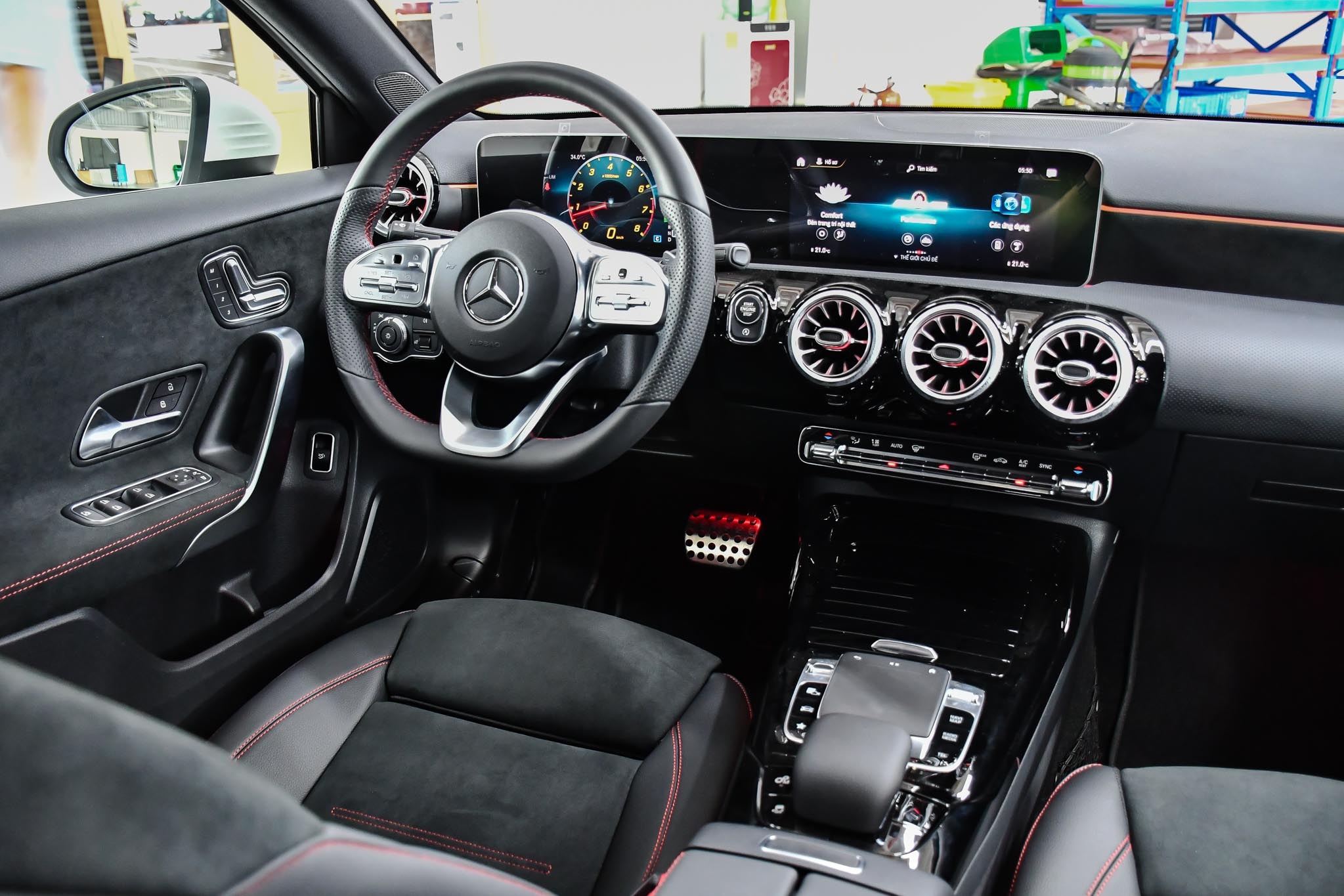 So sánh BMW 330i M Sport hay Mercedes-AMG A 35 4Matic ảnh 7 So sanh BMW 330i M Sport hay Mercedes-AMG A 35 4Matic anh 7