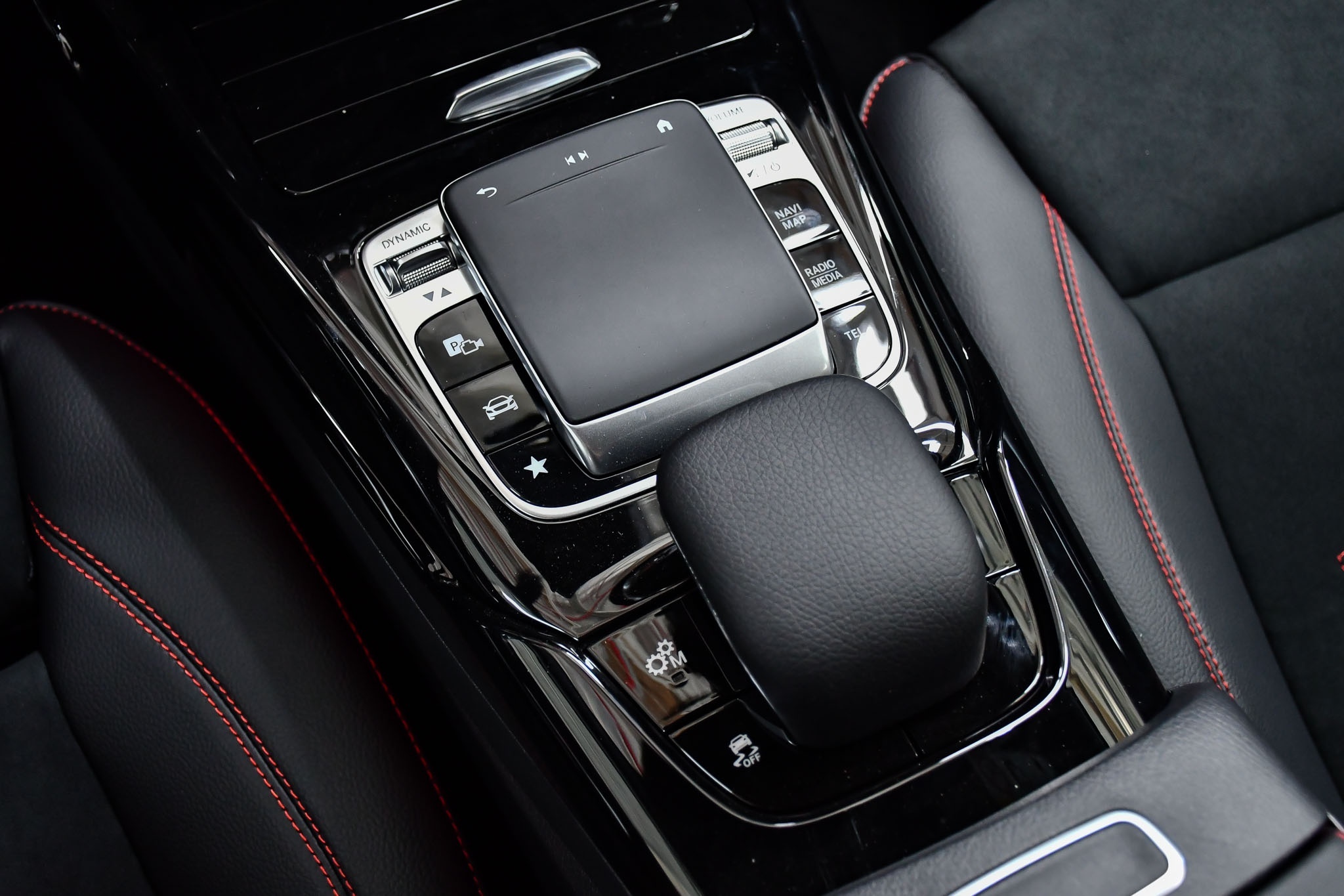 So sánh BMW 330i M Sport hay Mercedes-AMG A 35 4Matic ảnh 14 So sanh BMW 330i M Sport hay Mercedes-AMG A 35 4Matic anh 14