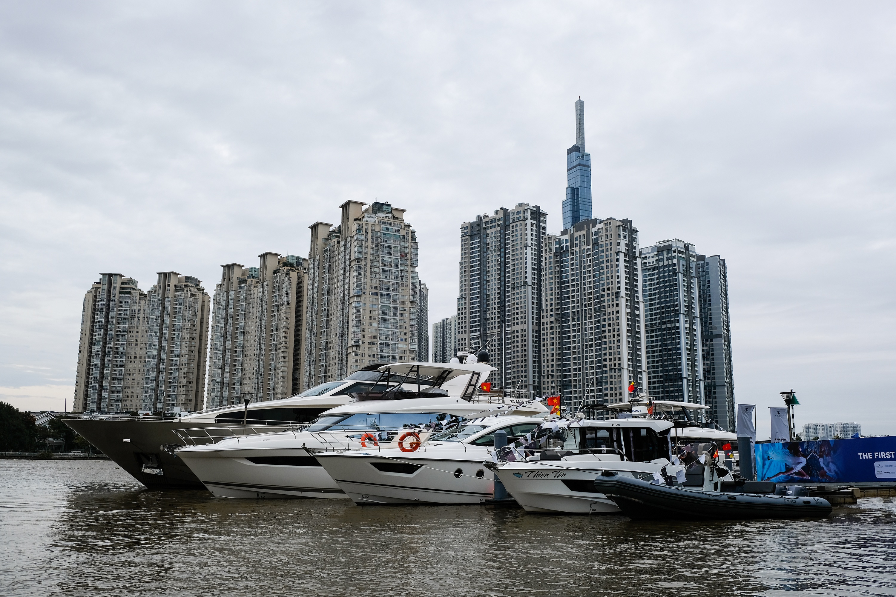 Dan sieu xe va du thuyen tram ty dong tu hop tai TP.HCM anh 1