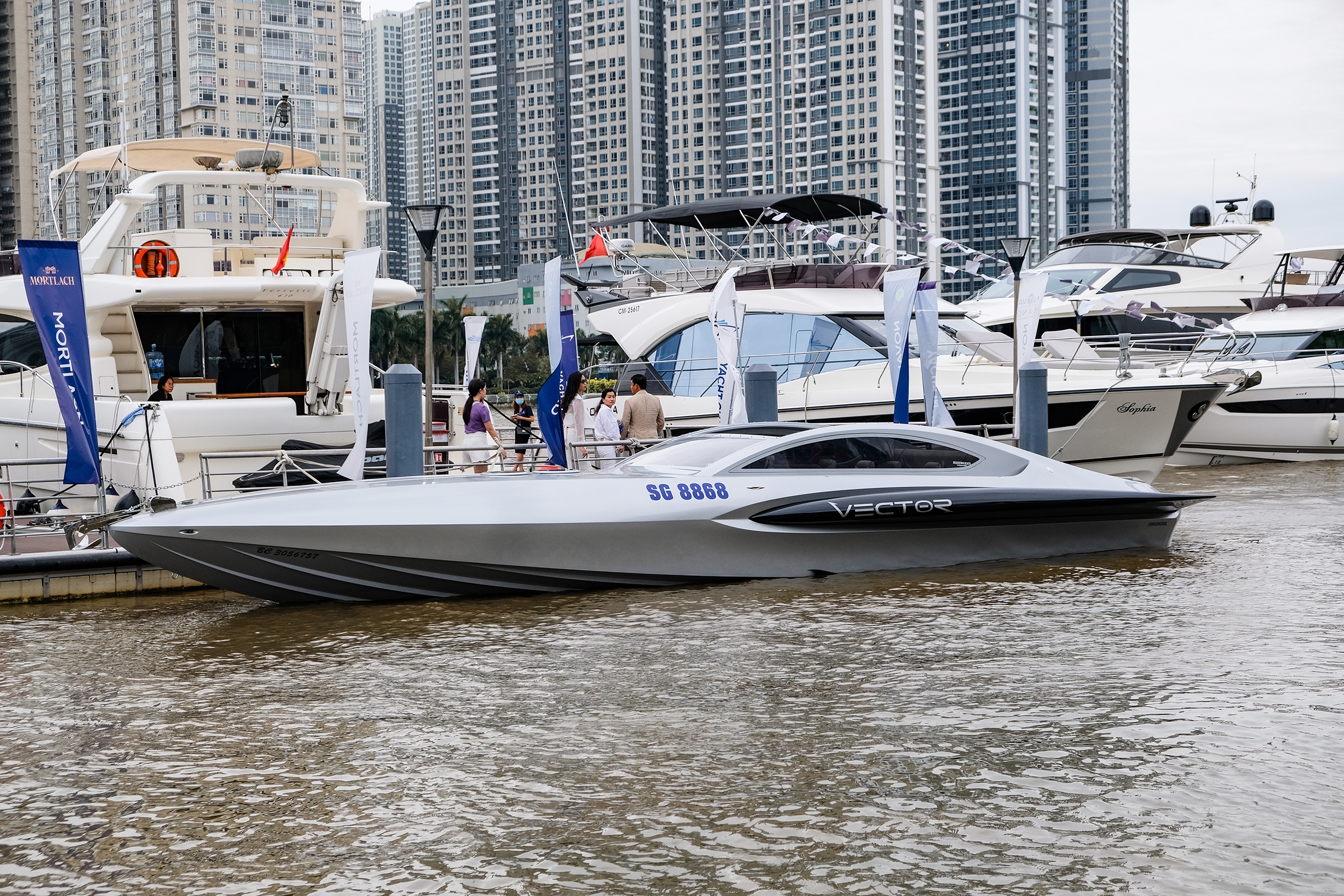 Dan sieu xe va du thuyen tram ty dong tu hop tai TP.HCM anh 8