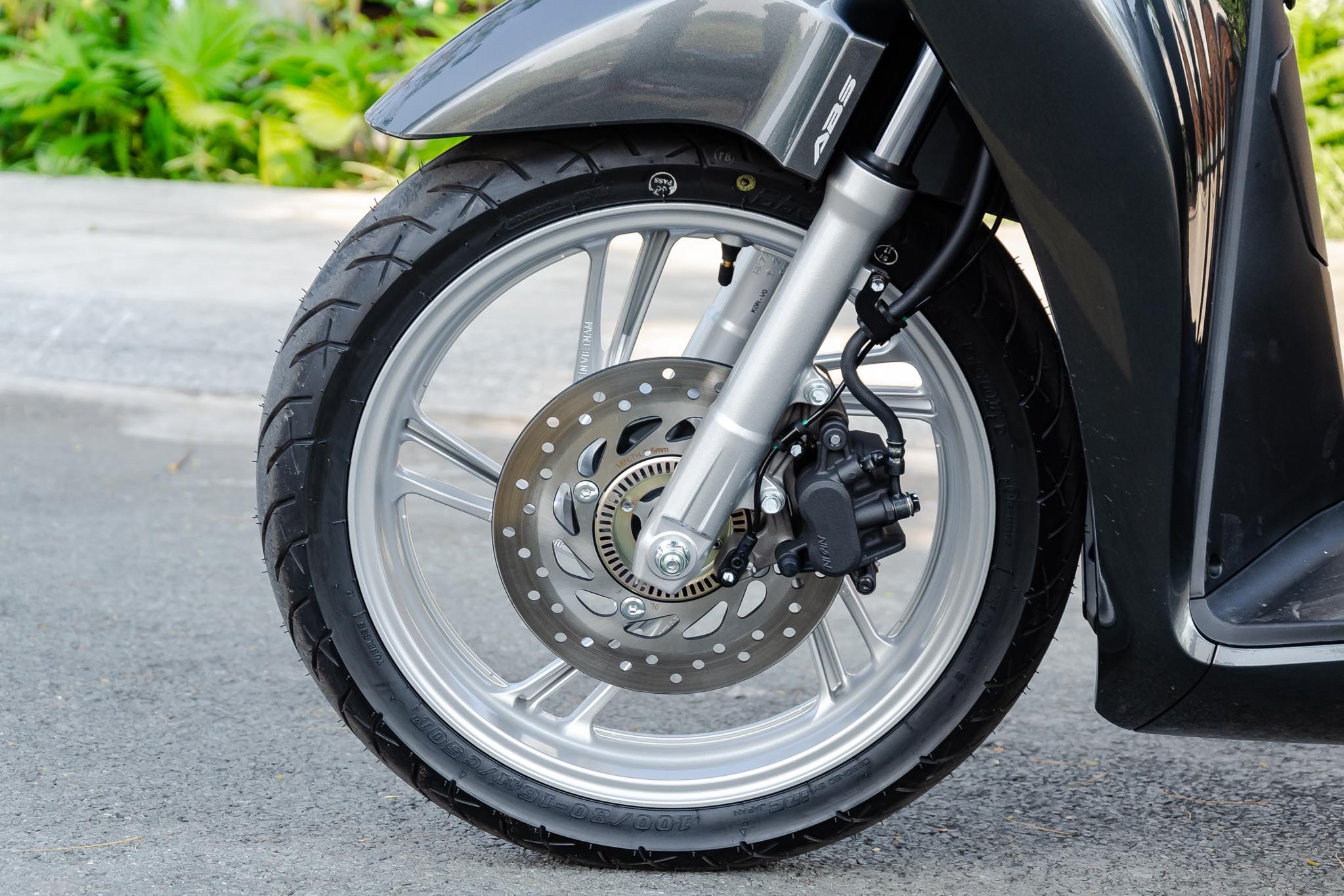 Phanh ABS la trang bi an toan can thiet doi voi xe may hinh anh