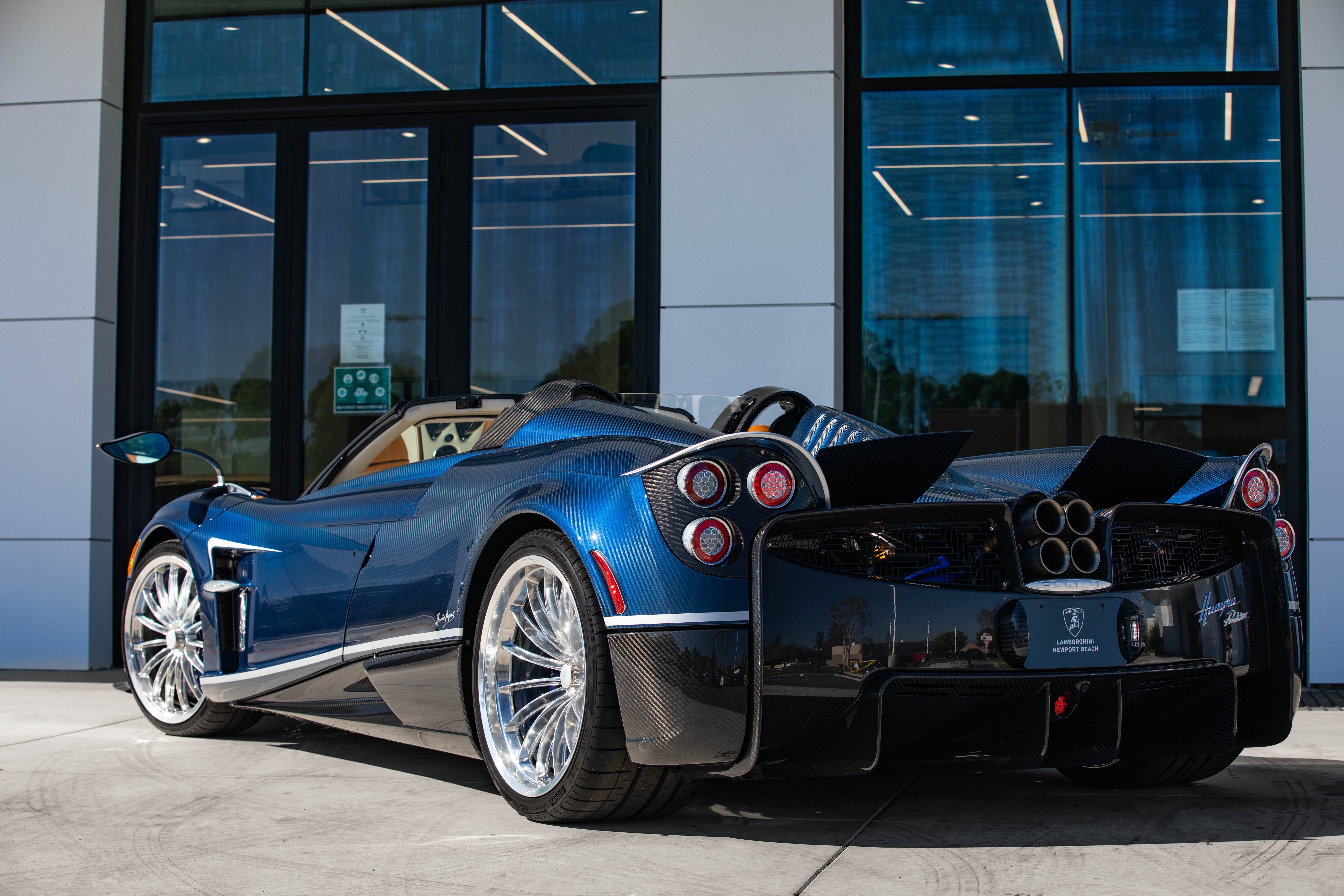 Pagani Huayra Roadster rot gia anh 2