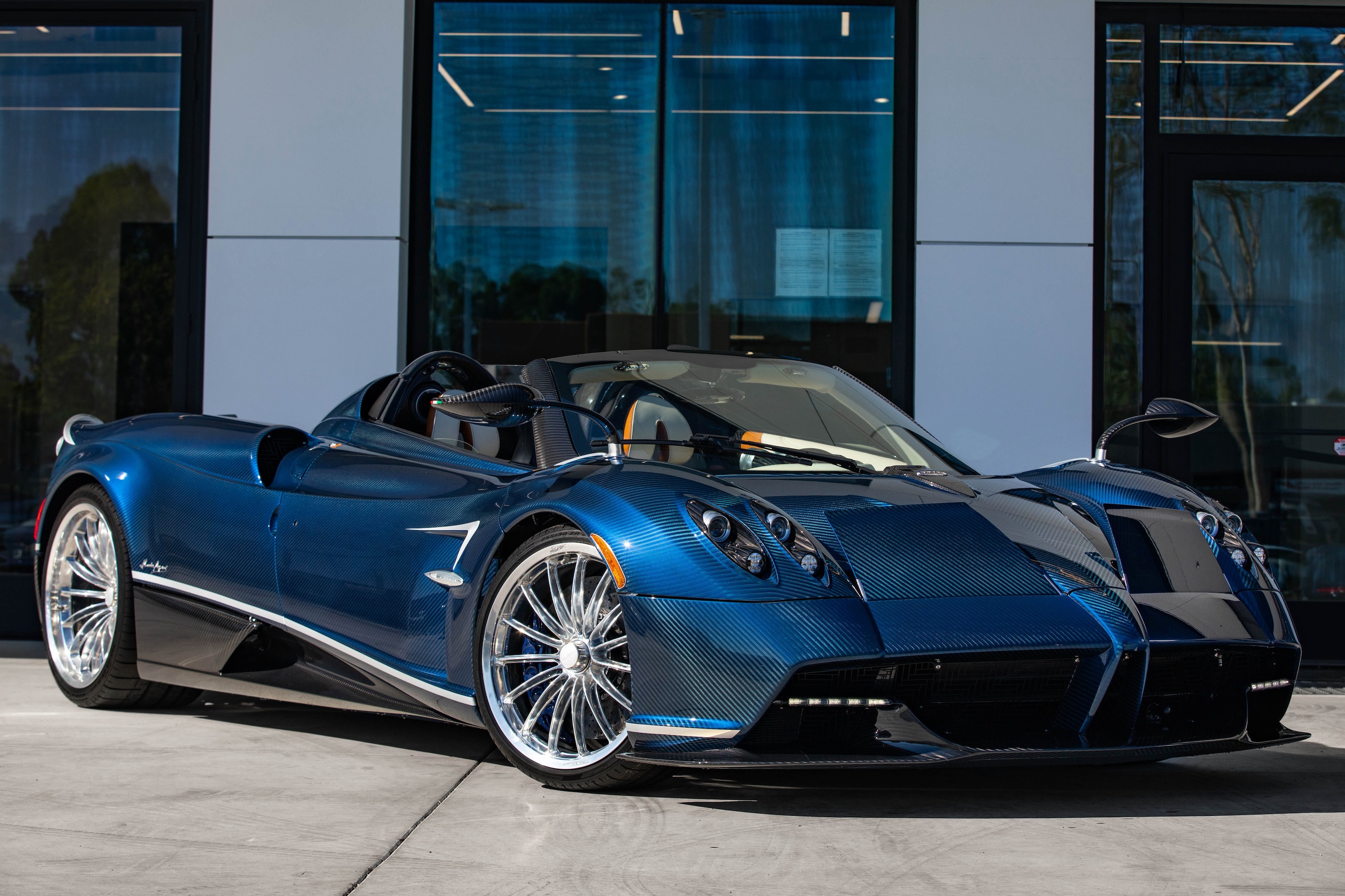 Pagani Huayra Roadster trong lop vo carbon mau doc hinh anh