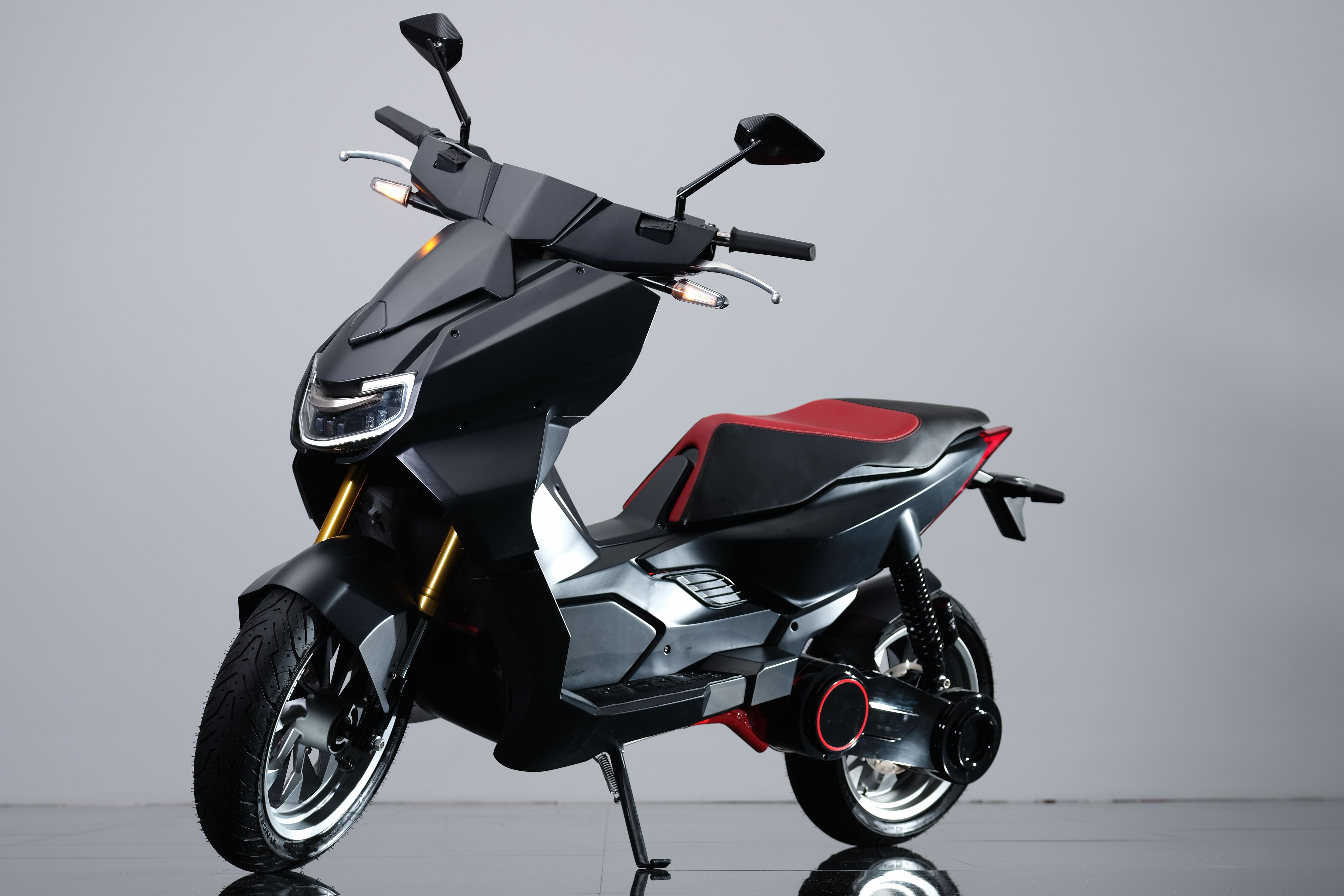 Xe may dien X Model co toc do toi da 100 km/h hinh anh