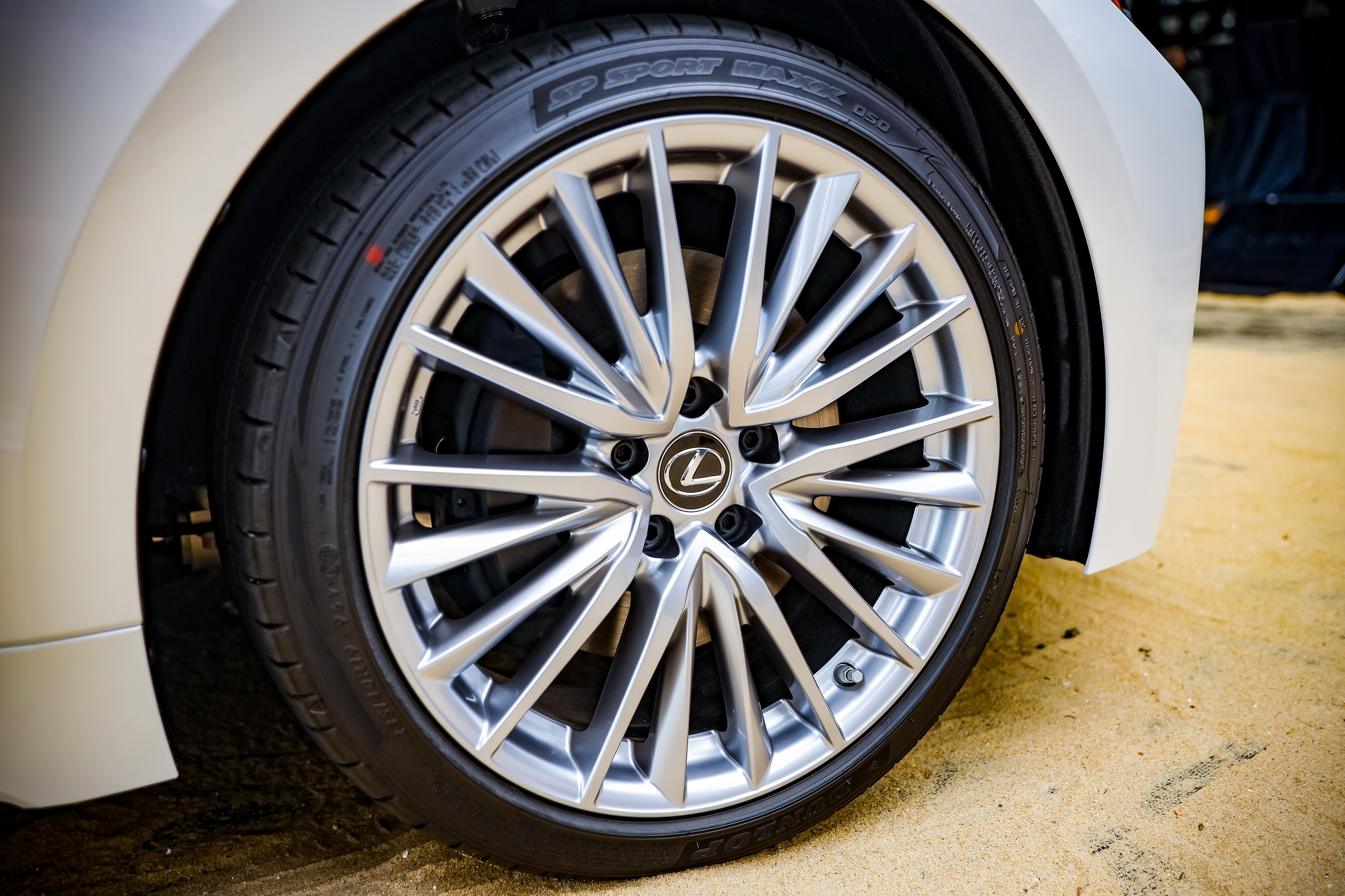 So sánh Lexus IS 300 Standard và Mercedes-Benz C 300 AMG ảnh 5 So sanh Lexus IS 300 Standard va Mercedes-Benz C 300 AMG anh 5