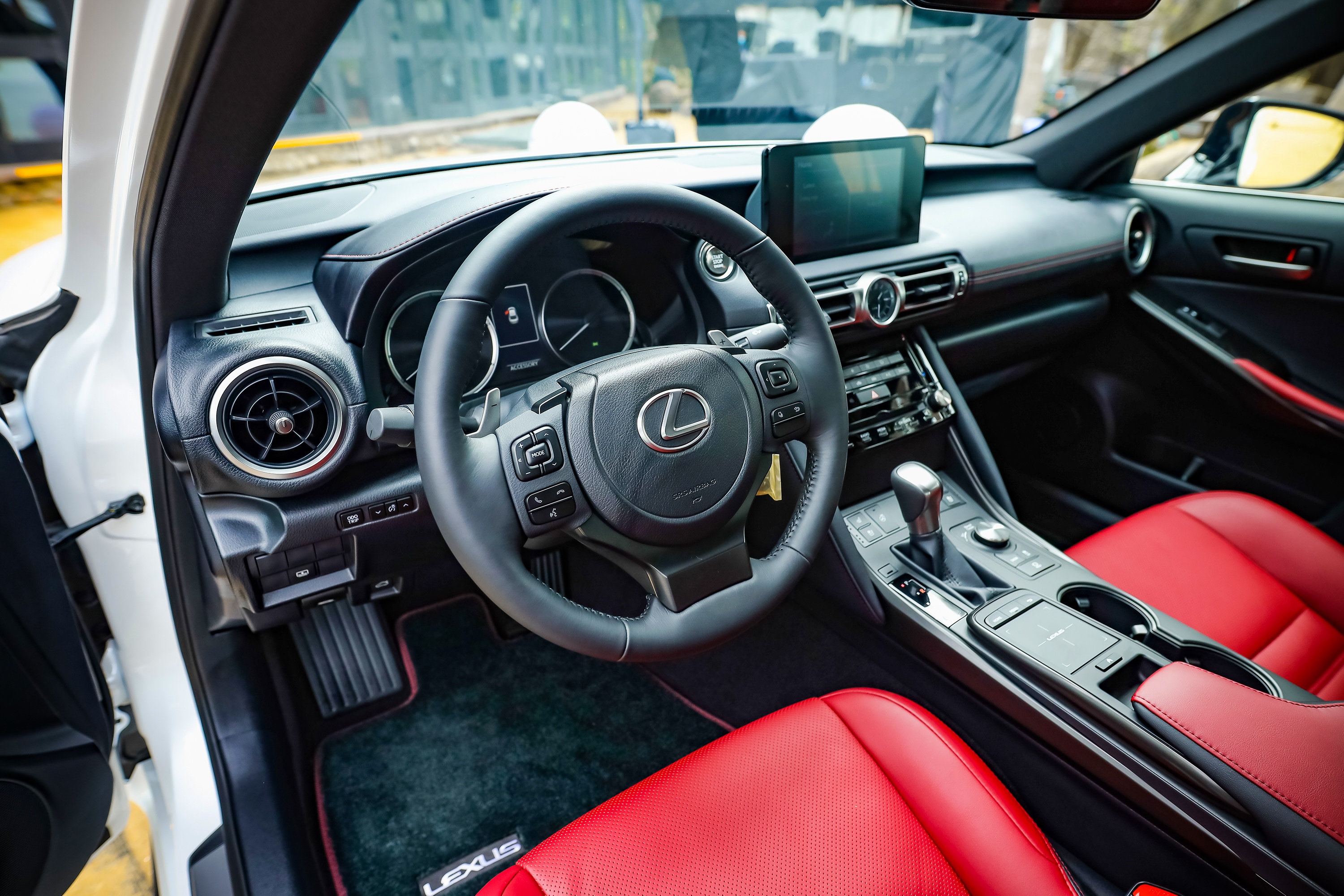 So sánh Lexus IS 300 Standard và Mercedes-Benz C 300 AMG ảnh 8 So sanh Lexus IS 300 Standard va Mercedes-Benz C 300 AMG anh 8