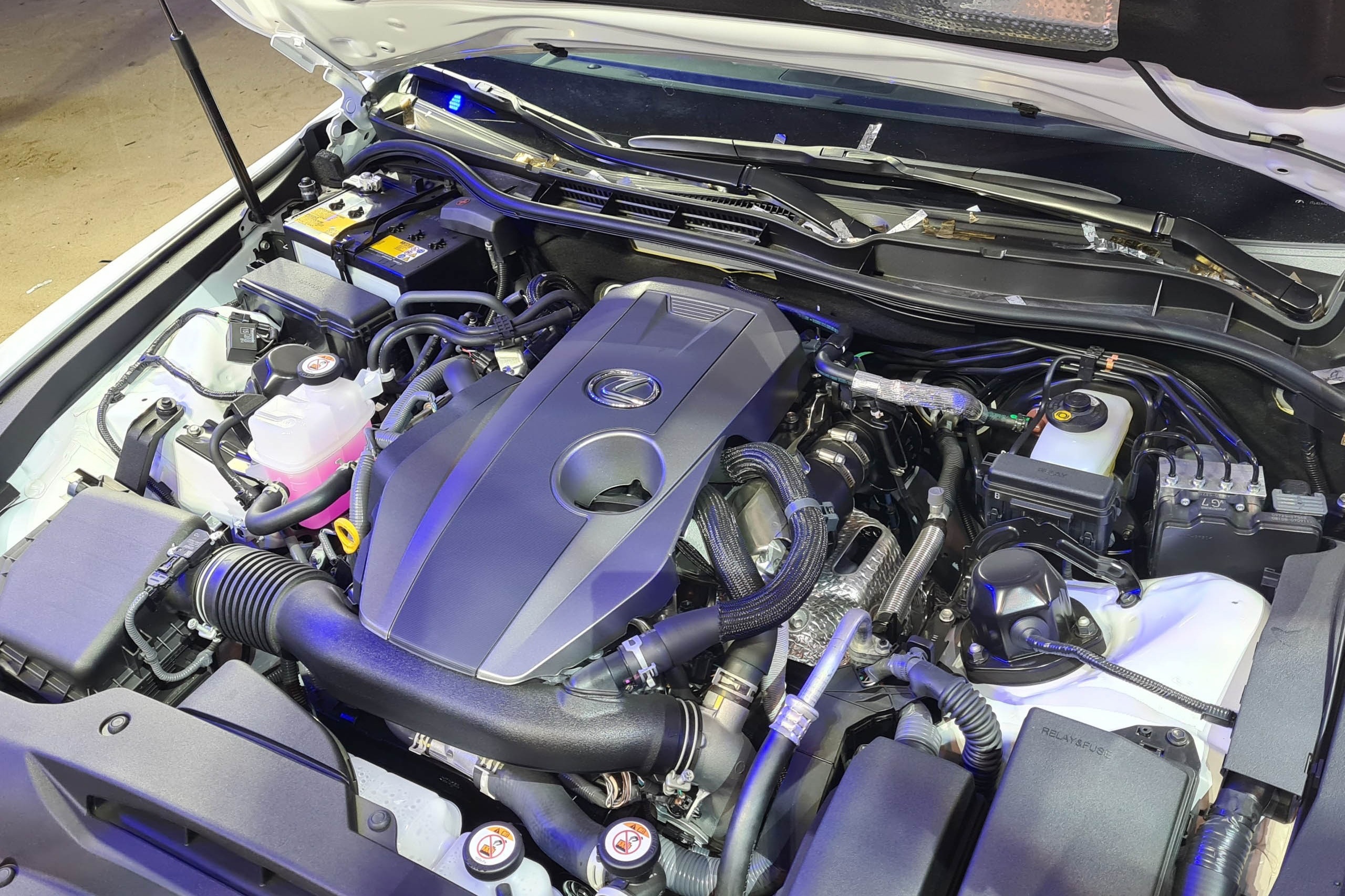 So sánh Lexus IS 300 Standard và Mercedes-Benz C 300 AMG ảnh 11 So sanh Lexus IS 300 Standard va Mercedes-Benz C 300 AMG anh 11