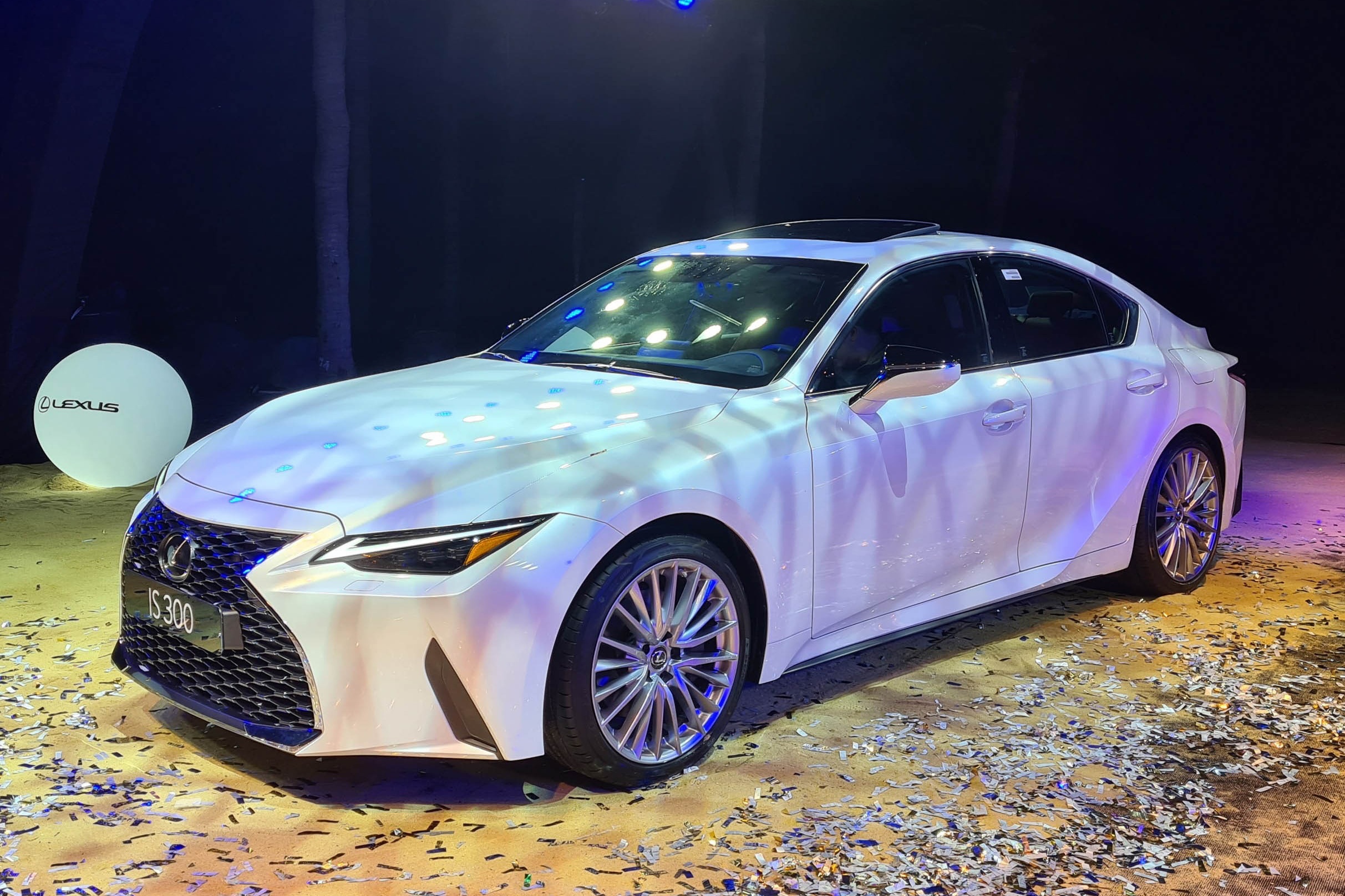 So sánh Lexus IS 300 Standard và Mercedes-Benz C 300 AMG ảnh 3 So sanh Lexus IS 300 Standard va Mercedes-Benz C 300 AMG anh 3