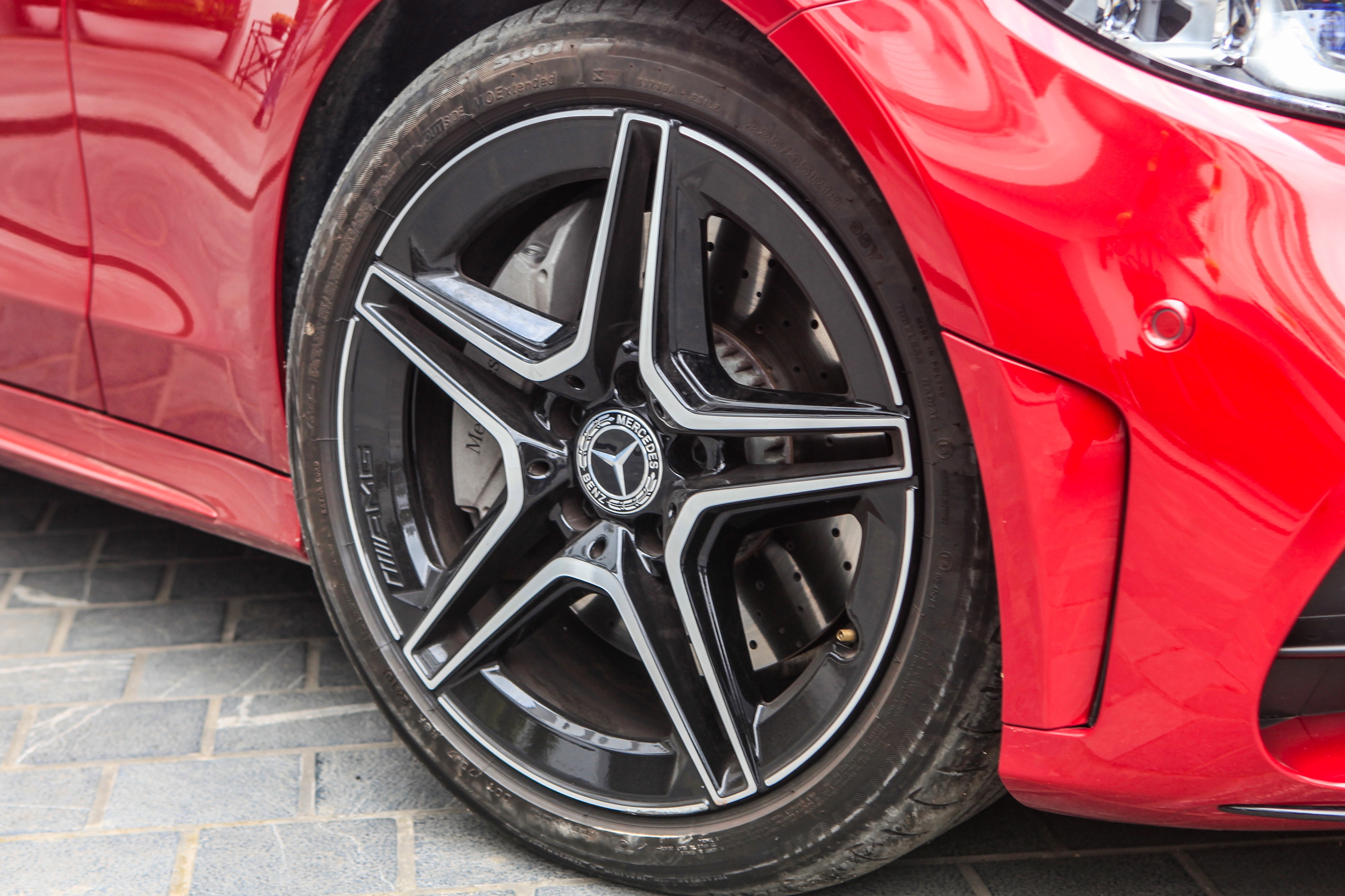 So sánh Lexus IS 300 Standard và Mercedes-Benz C 300 AMG ảnh 4 So sanh Lexus IS 300 Standard va Mercedes-Benz C 300 AMG anh 4