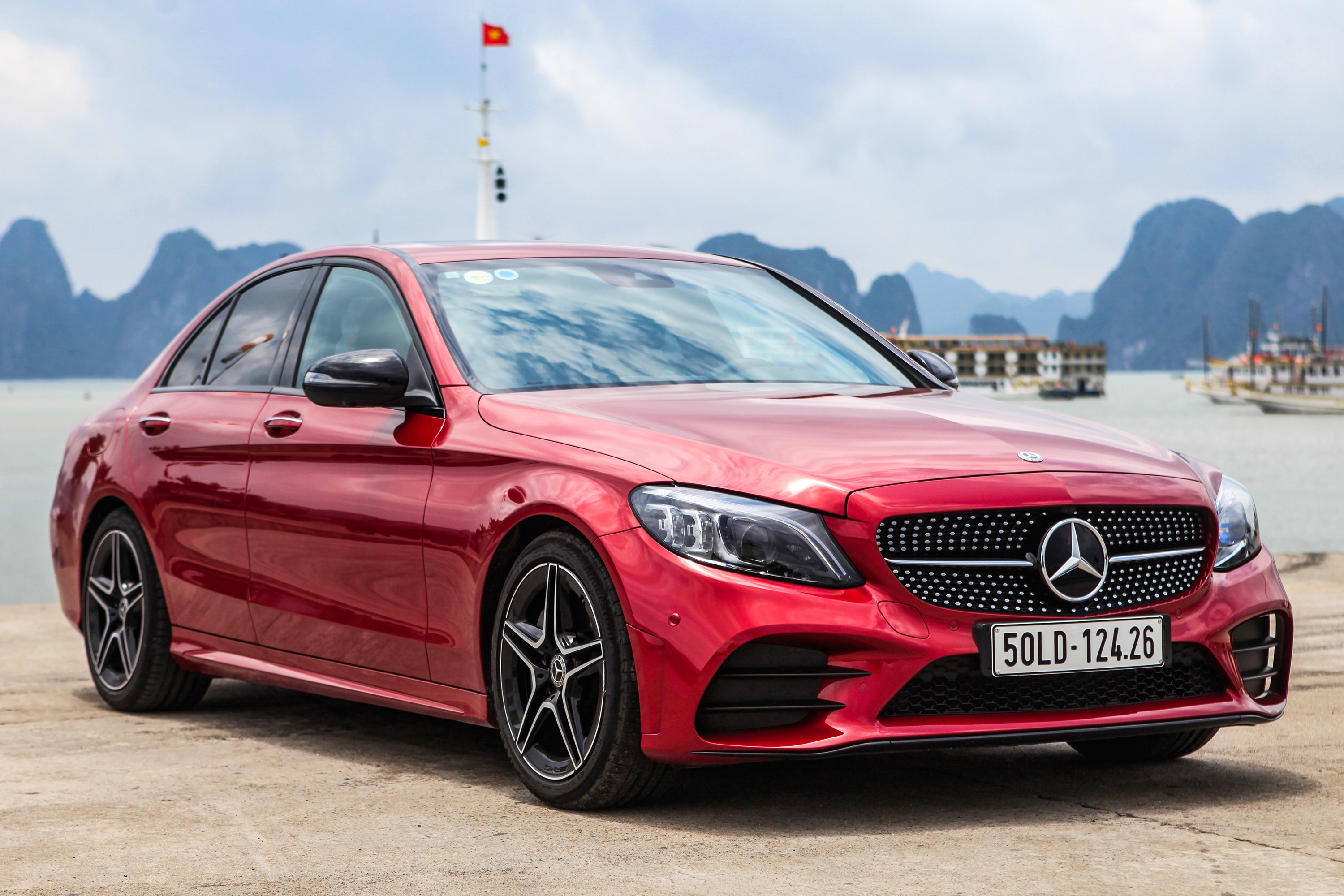 Tam gia 2 ty dong, chon Mercedes C 300 AMG hay Lexus IS 300 Standard? hinh anh