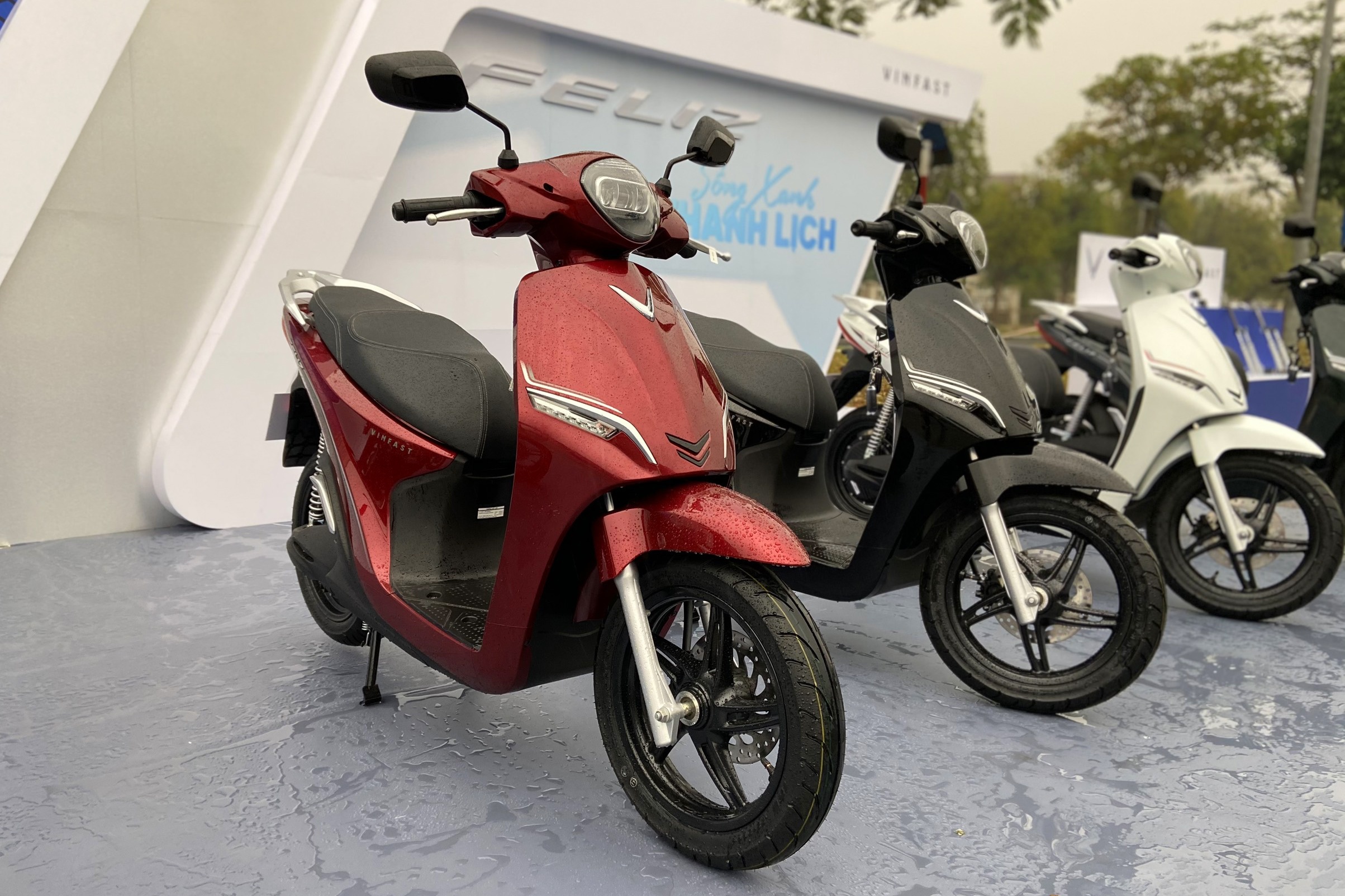 VinFast ra mat xe may dien canh tranh Honda Vision hinh anh