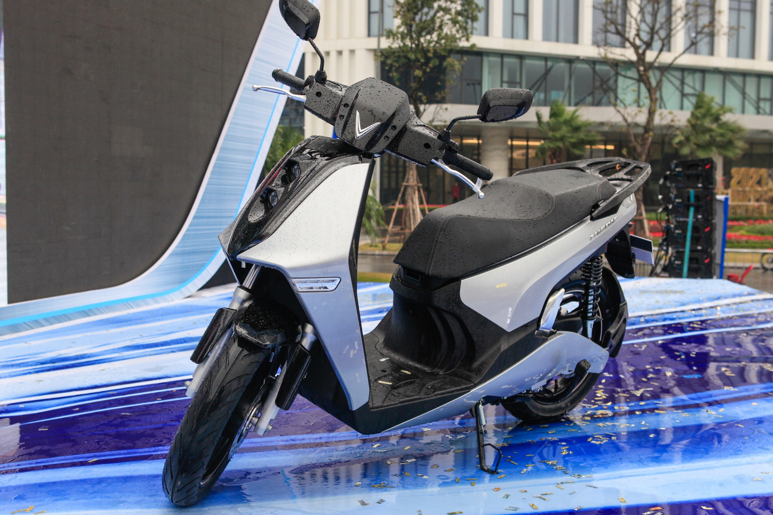 Chi tiet VinFast Theon - xe may dien canh tranh voi Honda SH hinh anh